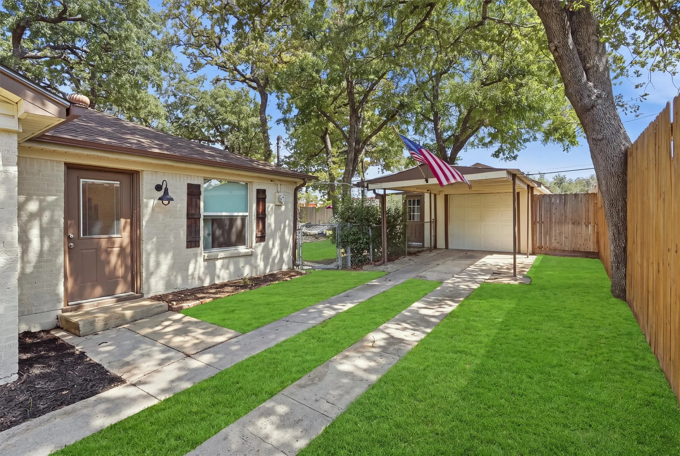 Single Family Residence For Sale in Tarrant County , 712 Thersa Drive, River Oaks, Texas 76114, 3 Bedroom, 2 Bathroom, 1 Garage spaces, 1,502 Sqft, built in 1951, mls#21393096, Real Estate Agent in River Oaks, Homes For Sale in Tarrant county, Homes For Sale in River Oaks, Realtor in River Oaks Texas, Real Estate Brokerage Independent Realty Texas, Luminita Cordes Realtor