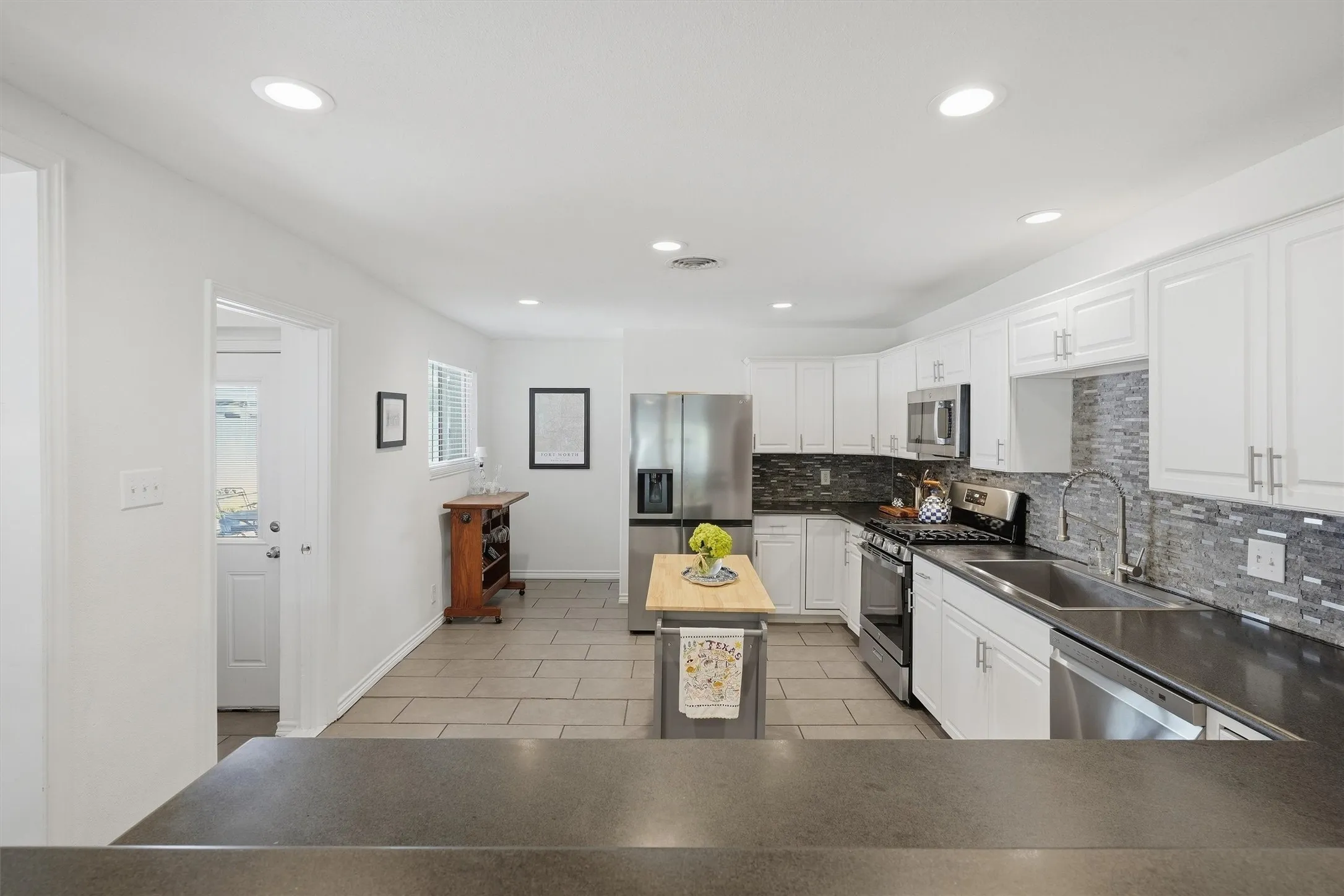 Single Family Residence For Sale in Tarrant County , 712 Thersa Drive, River Oaks, Texas 76114, 3 Bedroom, 2 Bathroom, 1 Garage spaces, 1,502 Sqft, built in 1951, mls#21393096, Real Estate Agent in River Oaks, Homes For Sale in Tarrant county, Homes For Sale in River Oaks, Realtor in River Oaks Texas, Real Estate Brokerage Independent Realty Texas, Luminita Cordes Realtor