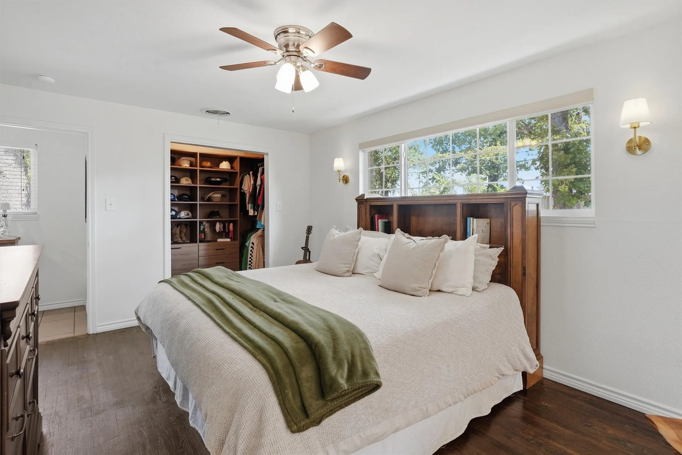 Single Family Residence For Sale in Tarrant County , 712 Thersa Drive, River Oaks, Texas 76114, 3 Bedroom, 2 Bathroom, 1 Garage spaces, 1,502 Sqft, built in 1951, mls#21393096, Real Estate Agent in River Oaks, Homes For Sale in Tarrant county, Homes For Sale in River Oaks, Realtor in River Oaks Texas, Real Estate Brokerage Independent Realty Texas, Luminita Cordes Realtor