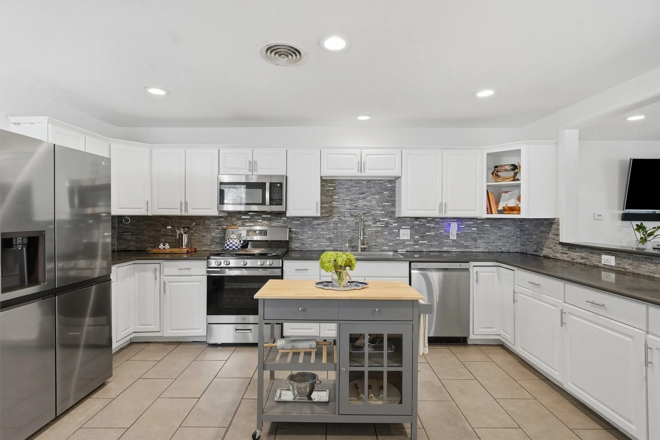 Single Family Residence For Sale in Tarrant County , 712 Thersa Drive, River Oaks, Texas 76114, 3 Bedroom, 2 Bathroom, 1 Garage spaces, 1,502 Sqft, built in 1951, mls#21393096, Real Estate Agent in River Oaks, Homes For Sale in Tarrant county, Homes For Sale in River Oaks, Realtor in River Oaks Texas, Real Estate Brokerage Independent Realty Texas, Luminita Cordes Realtor
