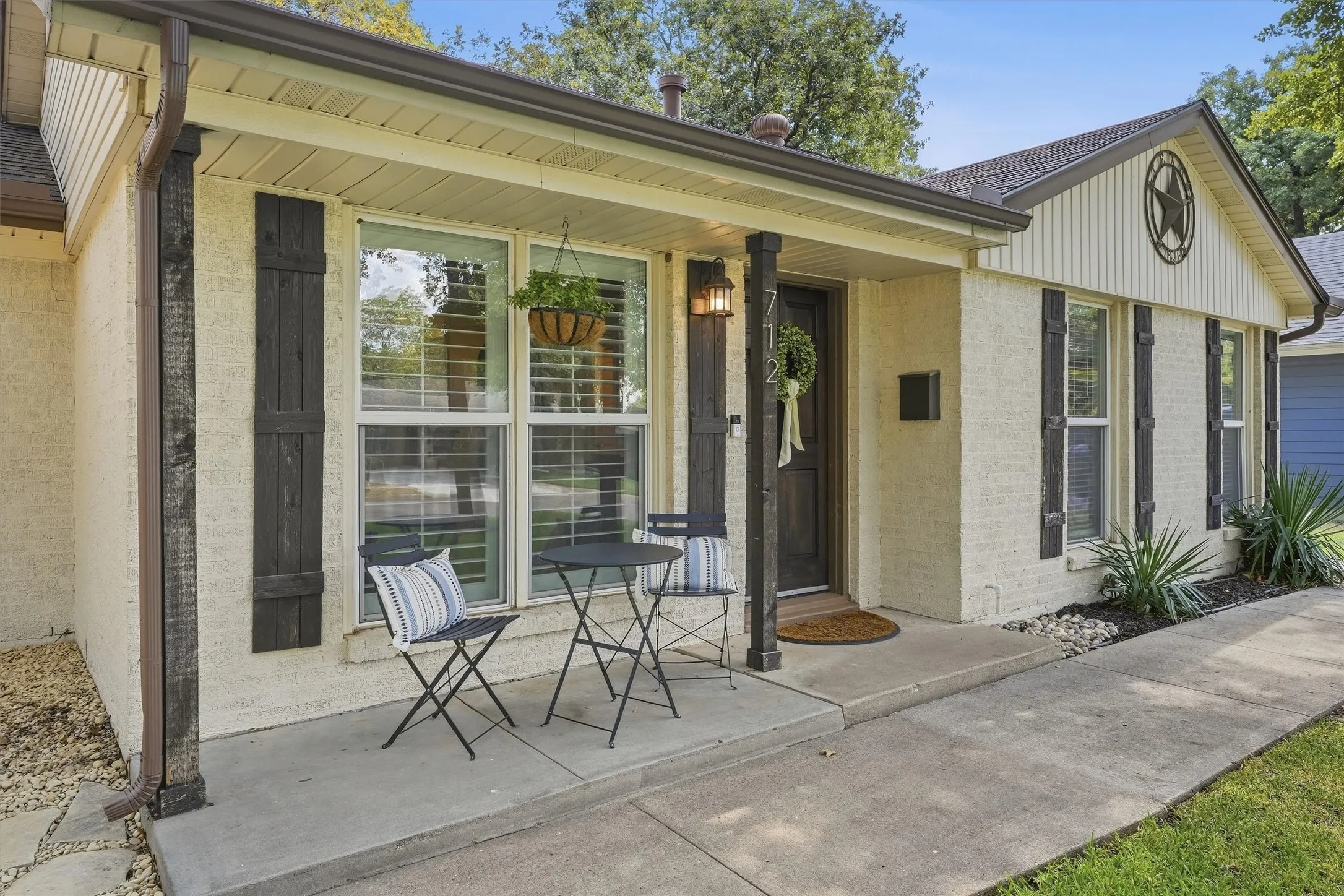 Single Family Residence For Sale in Tarrant County , 712 Thersa Drive, River Oaks, Texas 76114, 3 Bedroom, 2 Bathroom, 1 Garage spaces, 1,502 Sqft, built in 1951, mls#21393096, Real Estate Agent in River Oaks, Homes For Sale in Tarrant county, Homes For Sale in River Oaks, Realtor in River Oaks Texas, Real Estate Brokerage Independent Realty Texas, Luminita Cordes Realtor