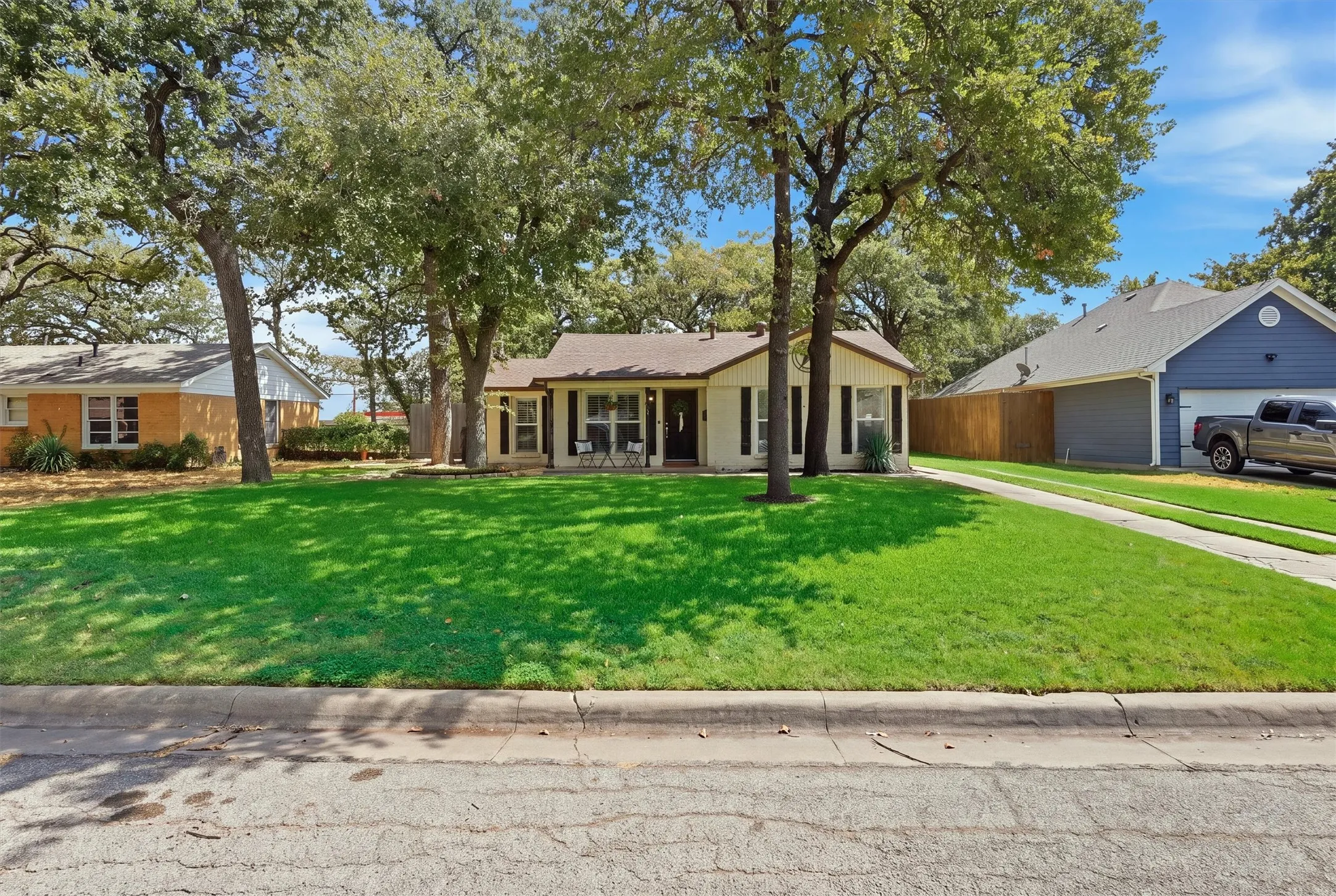 Single Family Residence For Sale in Tarrant County , 712 Thersa Drive, River Oaks, Texas 76114, 3 Bedroom, 2 Bathroom, 1 Garage spaces, 1,502 Sqft, built in 1951, mls#21393096, Real Estate Agent in River Oaks, Homes For Sale in Tarrant county, Homes For Sale in River Oaks, Realtor in River Oaks Texas, Real Estate Brokerage Independent Realty Texas, Luminita Cordes Realtor