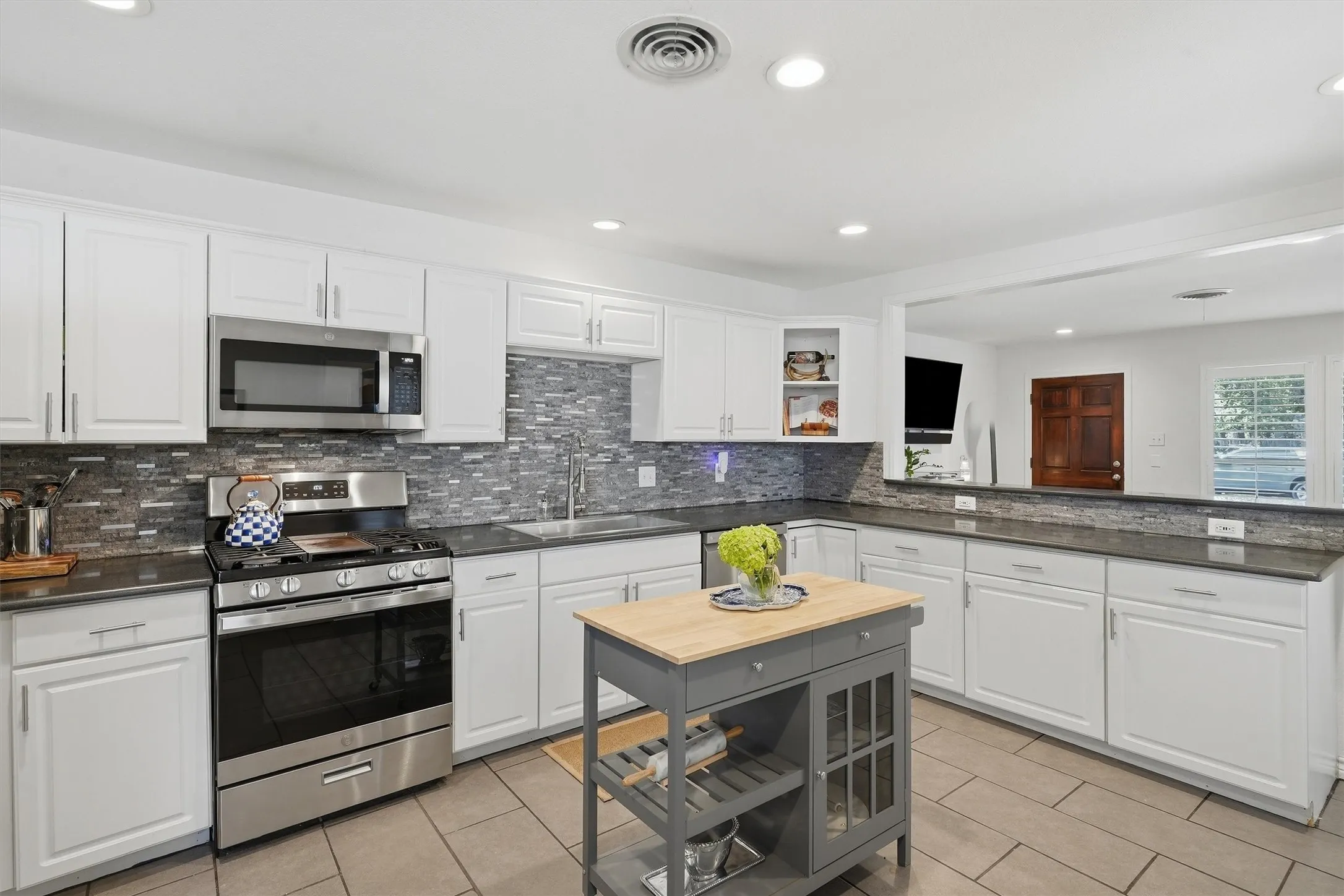Single Family Residence For Sale in Tarrant County , 712 Thersa Drive, River Oaks, Texas 76114, 3 Bedroom, 2 Bathroom, 1 Garage spaces, 1,502 Sqft, built in 1951, mls#21393096, Real Estate Agent in River Oaks, Homes For Sale in Tarrant county, Homes For Sale in River Oaks, Realtor in River Oaks Texas, Real Estate Brokerage Independent Realty Texas, Luminita Cordes Realtor