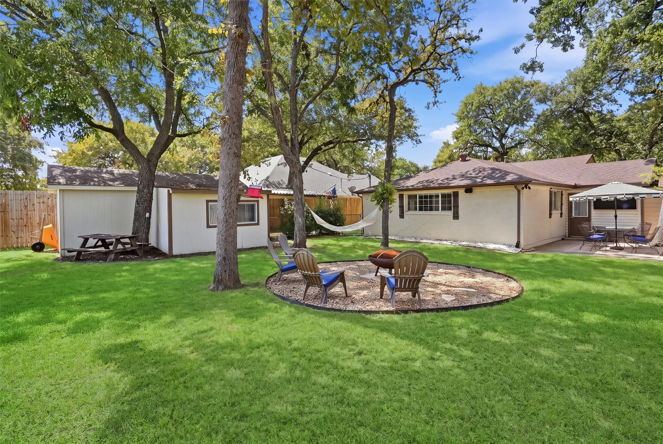 Single Family Residence For Sale in Tarrant County , 712 Thersa Drive, River Oaks, Texas 76114, 3 Bedroom, 2 Bathroom, 1 Garage spaces, 1,502 Sqft, built in 1951, mls#21393096, Real Estate Agent in River Oaks, Homes For Sale in Tarrant county, Homes For Sale in River Oaks, Realtor in River Oaks Texas, Real Estate Brokerage Independent Realty Texas, Luminita Cordes Realtor