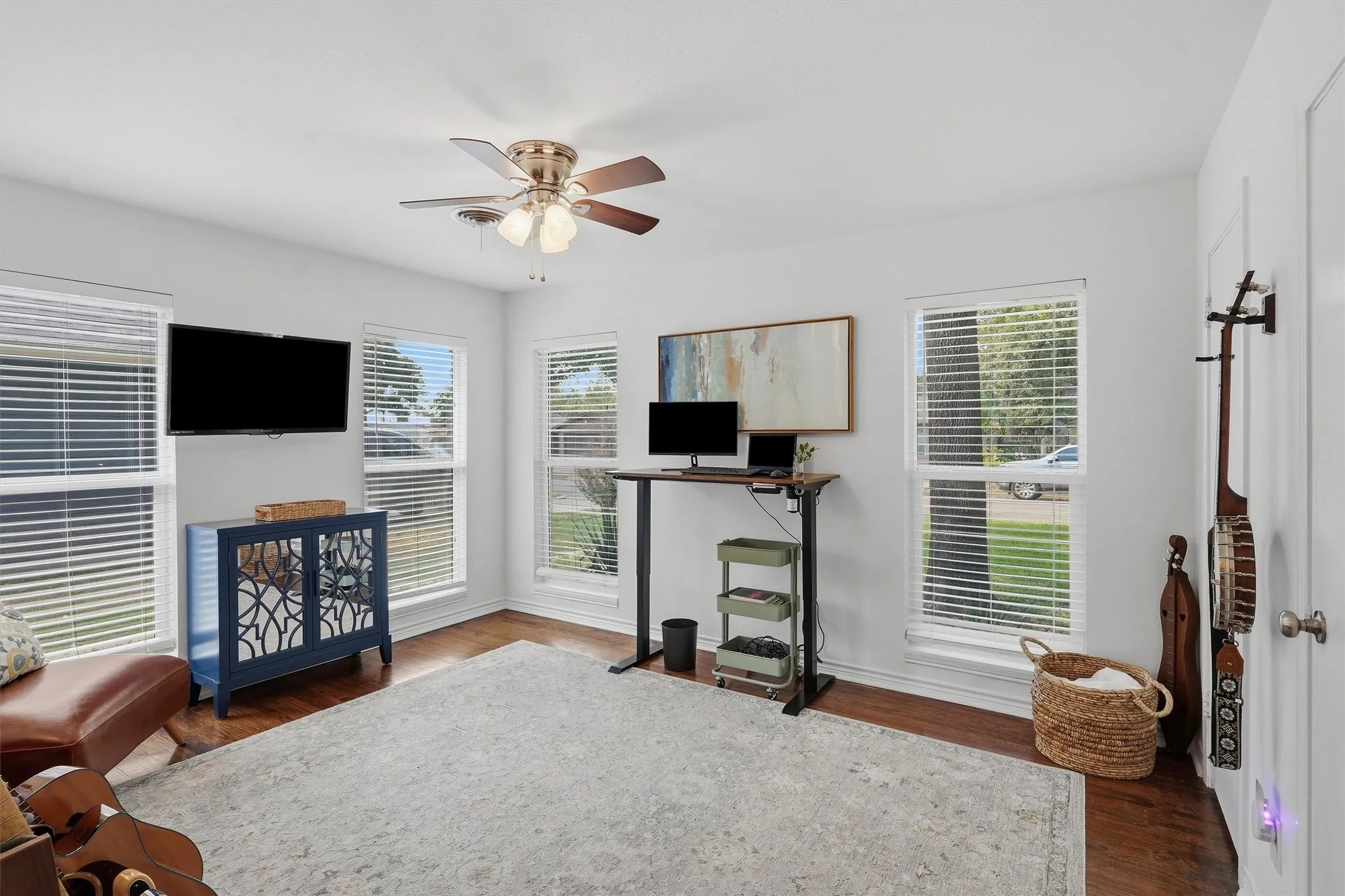 Single Family Residence For Sale in Tarrant County , 712 Thersa Drive, River Oaks, Texas 76114, 3 Bedroom, 2 Bathroom, 1 Garage spaces, 1,502 Sqft, built in 1951, mls#21393096, Real Estate Agent in River Oaks, Homes For Sale in Tarrant county, Homes For Sale in River Oaks, Realtor in River Oaks Texas, Real Estate Brokerage Independent Realty Texas, Luminita Cordes Realtor