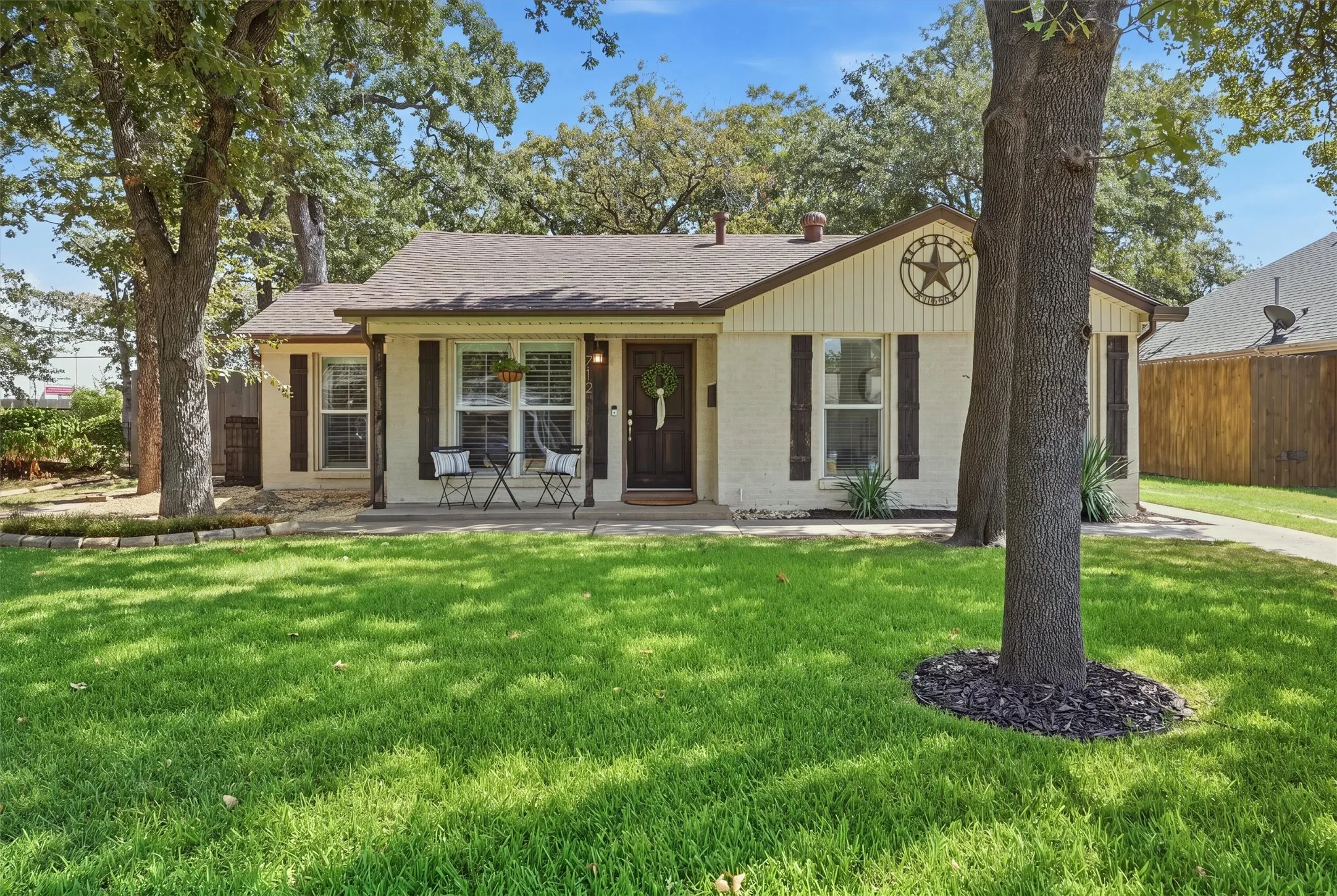 Single Family Residence For Sale in Tarrant County , 712 Thersa Drive, River Oaks, Texas 76114, 3 Bedroom, 2 Bathroom, 1 Garage spaces, 1,502 Sqft, built in 1951, mls#21393096, Real Estate Agent in River Oaks, Homes For Sale in Tarrant county, Homes For Sale in River Oaks, Realtor in River Oaks Texas, Real Estate Brokerage Independent Realty Texas, Luminita Cordes Realtor