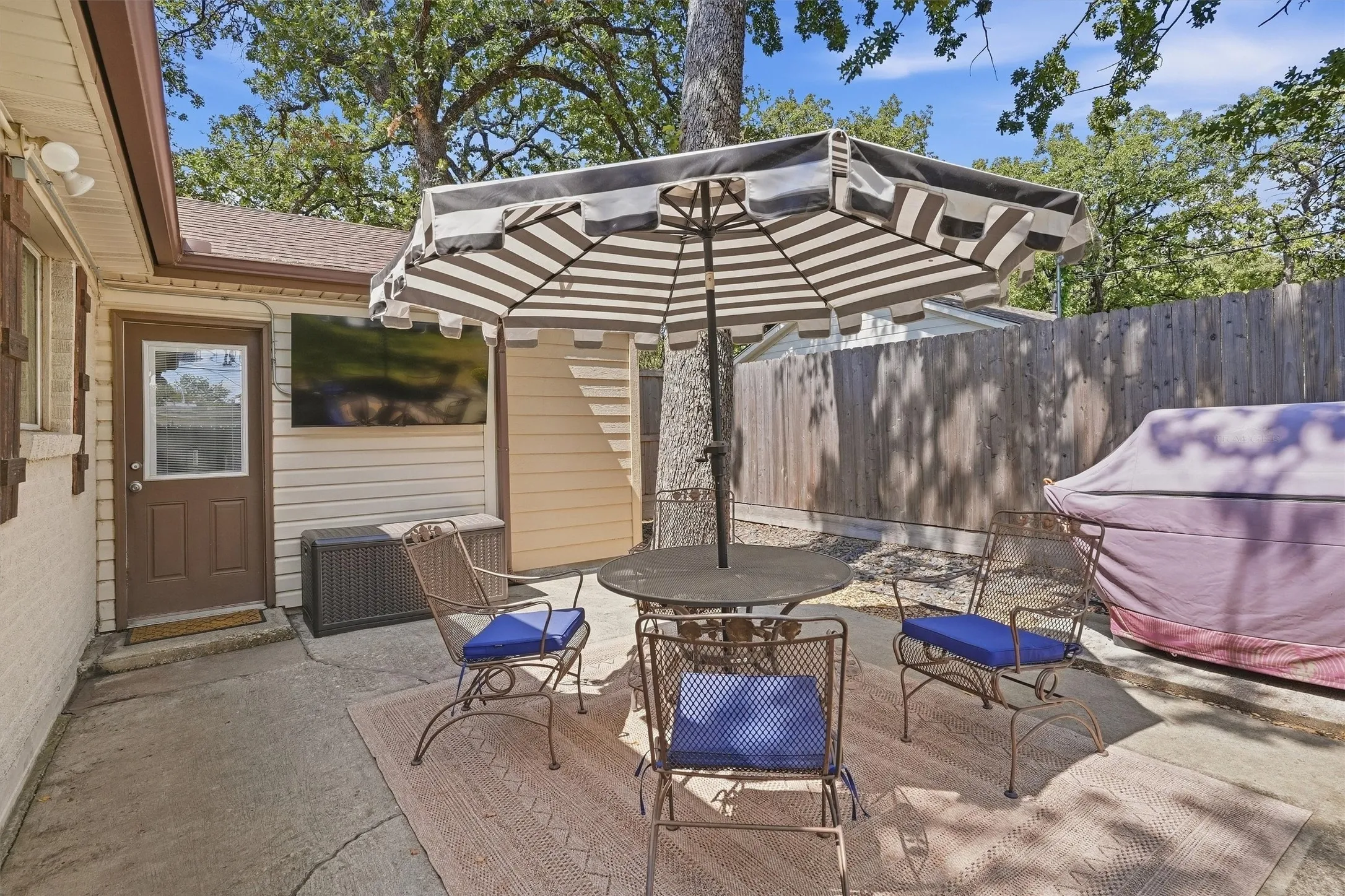 Single Family Residence For Sale in Tarrant County , 712 Thersa Drive, River Oaks, Texas 76114, 3 Bedroom, 2 Bathroom, 1 Garage spaces, 1,502 Sqft, built in 1951, mls#21393096, Real Estate Agent in River Oaks, Homes For Sale in Tarrant county, Homes For Sale in River Oaks, Realtor in River Oaks Texas, Real Estate Brokerage Independent Realty Texas, Luminita Cordes Realtor
