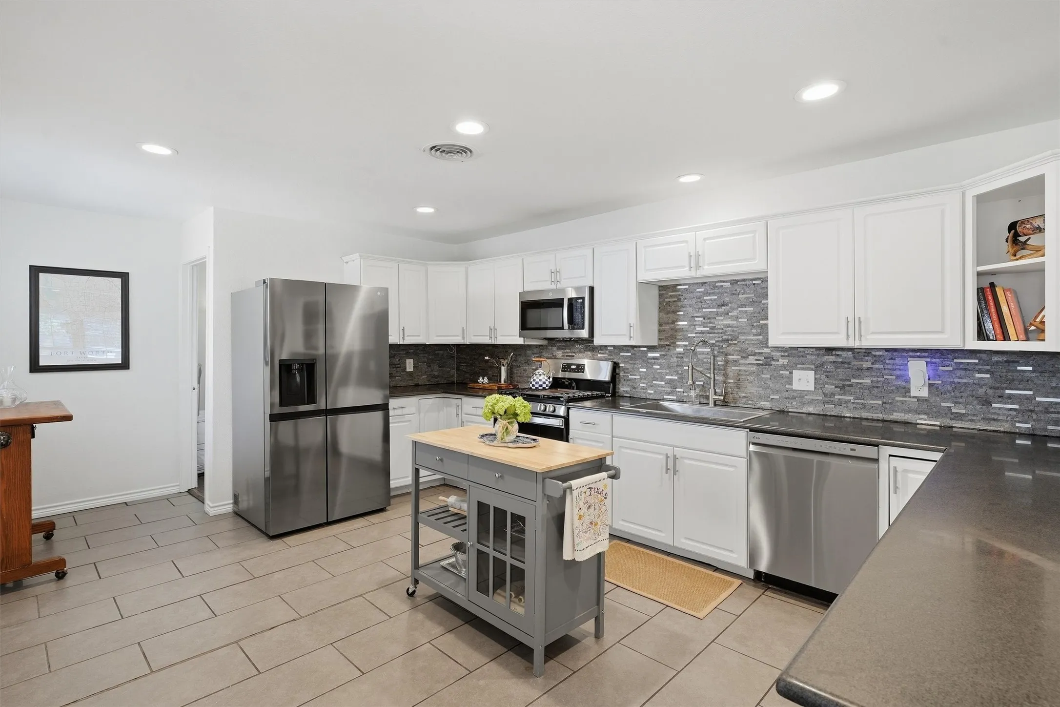 Single Family Residence For Sale in Tarrant County , 712 Thersa Drive, River Oaks, Texas 76114, 3 Bedroom, 2 Bathroom, 1 Garage spaces, 1,502 Sqft, built in 1951, mls#21393096, Real Estate Agent in River Oaks, Homes For Sale in Tarrant county, Homes For Sale in River Oaks, Realtor in River Oaks Texas, Real Estate Brokerage Independent Realty Texas, Luminita Cordes Realtor