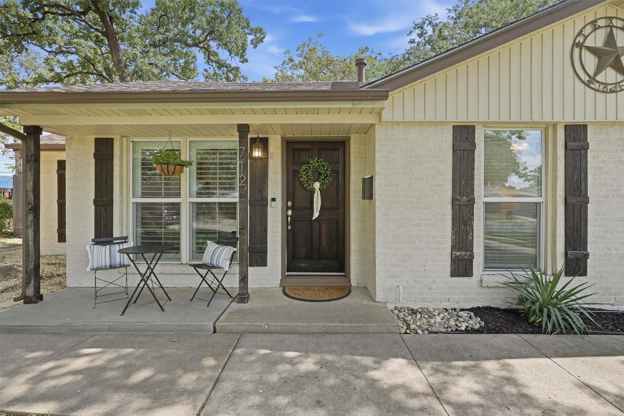 Single Family Residence For Sale in Tarrant County , 712 Thersa Drive, River Oaks, Texas 76114, 3 Bedroom, 2 Bathroom, 1 Garage spaces, 1,502 Sqft, built in 1951, mls#21393096, Real Estate Agent in River Oaks, Homes For Sale in Tarrant county, Homes For Sale in River Oaks, Realtor in River Oaks Texas, Real Estate Brokerage Independent Realty Texas, Luminita Cordes Realtor