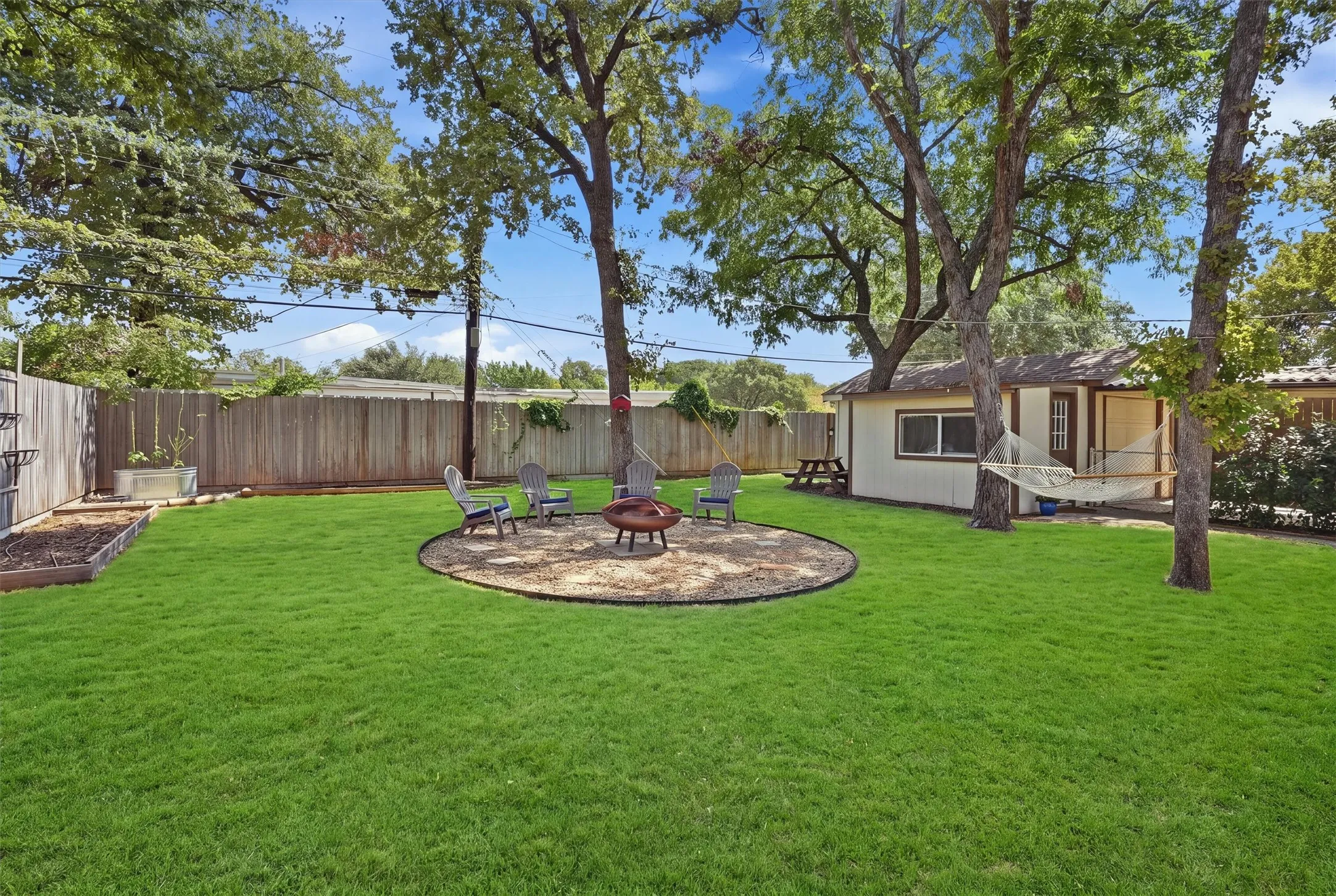 Single Family Residence For Sale in Tarrant County , 712 Thersa Drive, River Oaks, Texas 76114, 3 Bedroom, 2 Bathroom, 1 Garage spaces, 1,502 Sqft, built in 1951, mls#21393096, Real Estate Agent in River Oaks, Homes For Sale in Tarrant county, Homes For Sale in River Oaks, Realtor in River Oaks Texas, Real Estate Brokerage Independent Realty Texas, Luminita Cordes Realtor
