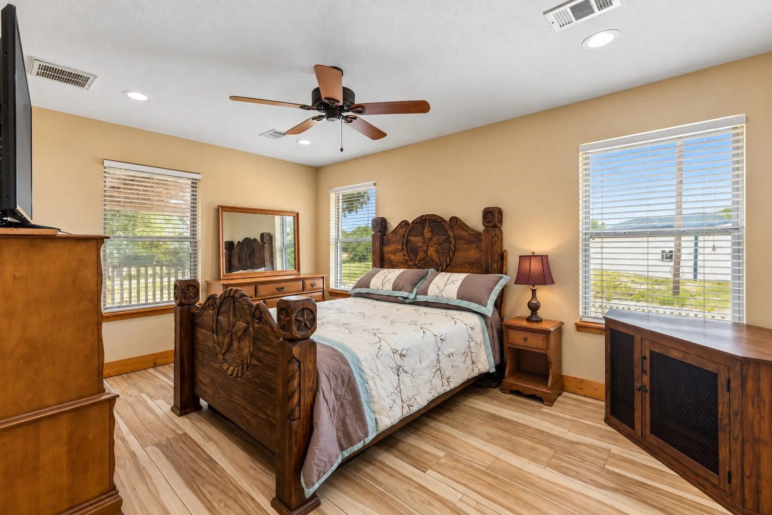 Single Family Residence For Sale in Grayson County , 1111 Riley Road, Whitesboro, Texas 76273, 5 Bedroom, 3 Bathroom, Garage spaces, 3,102 Sqft, built in 1983, mls#21392362, Real Estate Agent in Whitesboro, Homes For Sale in Grayson county, Homes For Sale in Whitesboro, Realtor in Whitesboro Texas, Real Estate Brokerage Independent Realty Texas, Luminita Cordes Realtor