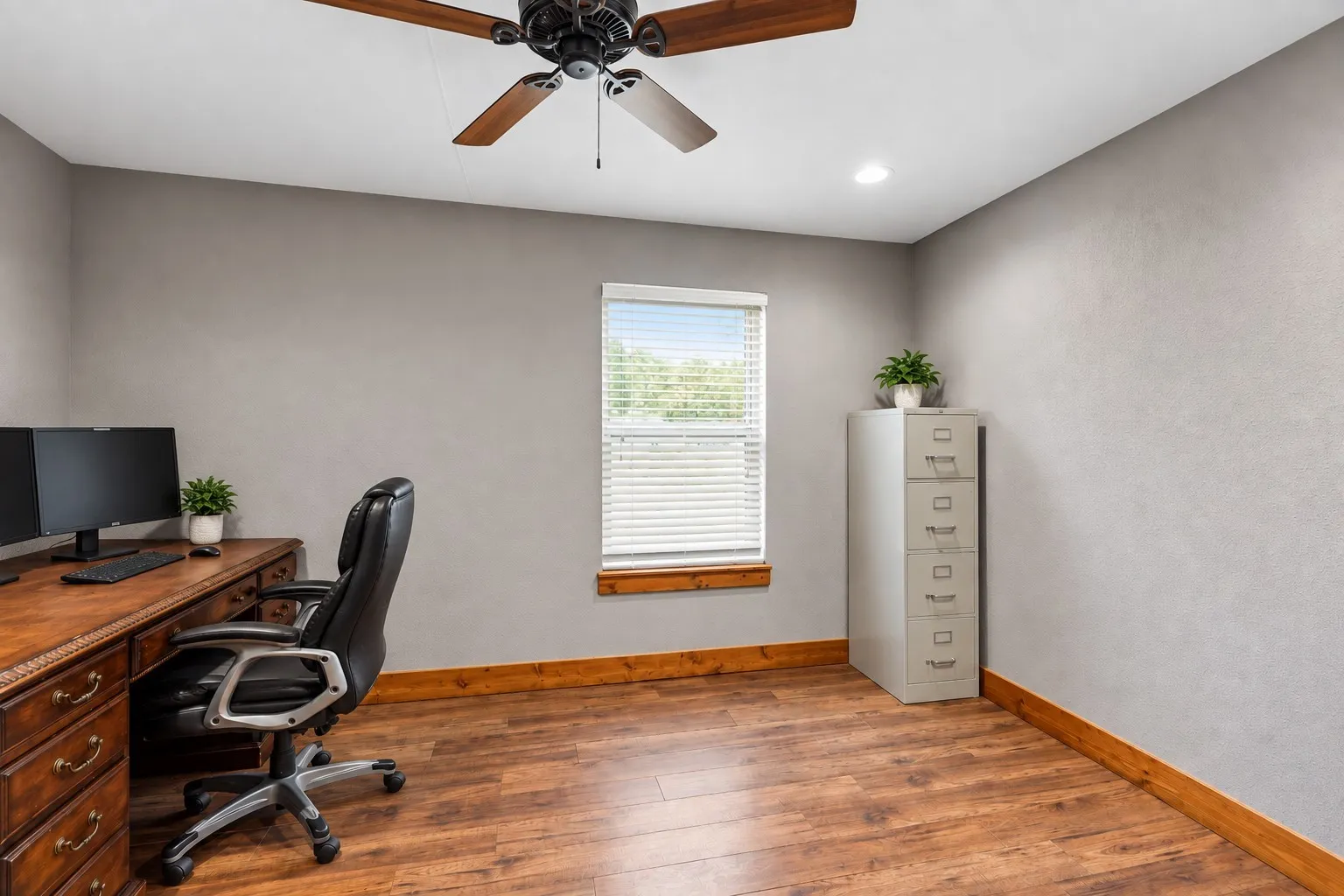 Single Family Residence For Sale in Grayson County , 1111 Riley Road, Whitesboro, Texas 76273, 5 Bedroom, 3 Bathroom, Garage spaces, 3,102 Sqft, built in 1983, mls#21392362, Real Estate Agent in Whitesboro, Homes For Sale in Grayson county, Homes For Sale in Whitesboro, Realtor in Whitesboro Texas, Real Estate Brokerage Independent Realty Texas, Luminita Cordes Realtor