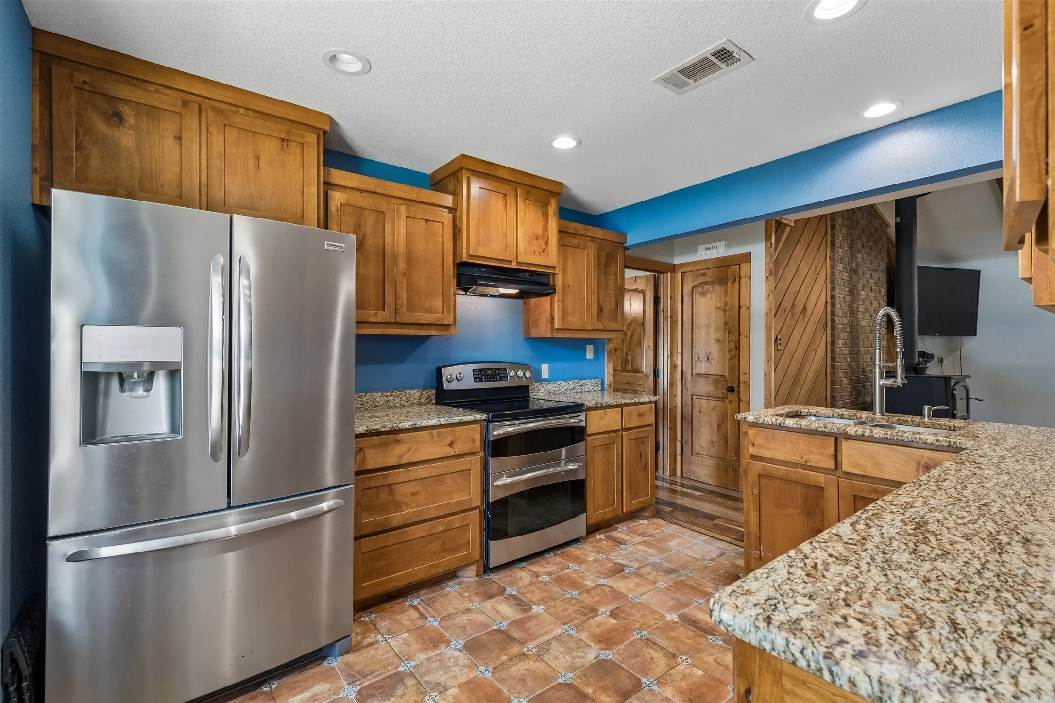 Single Family Residence For Sale in Grayson County , 1111 Riley Road, Whitesboro, Texas 76273, 5 Bedroom, 3 Bathroom, Garage spaces, 3,102 Sqft, built in 1983, mls#21392362, Real Estate Agent in Whitesboro, Homes For Sale in Grayson county, Homes For Sale in Whitesboro, Realtor in Whitesboro Texas, Real Estate Brokerage Independent Realty Texas, Luminita Cordes Realtor