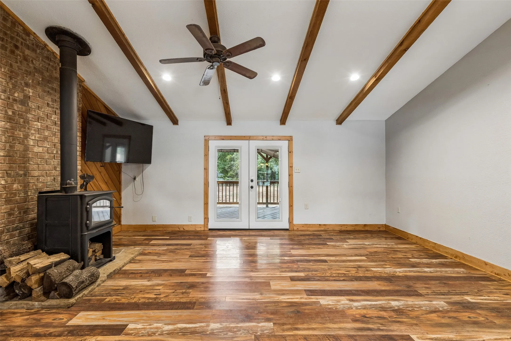 Single Family Residence For Sale in Grayson County , 1111 Riley Road, Whitesboro, Texas 76273, 5 Bedroom, 3 Bathroom, Garage spaces, 3,102 Sqft, built in 1983, mls#21392362, Real Estate Agent in Whitesboro, Homes For Sale in Grayson county, Homes For Sale in Whitesboro, Realtor in Whitesboro Texas, Real Estate Brokerage Independent Realty Texas, Luminita Cordes Realtor