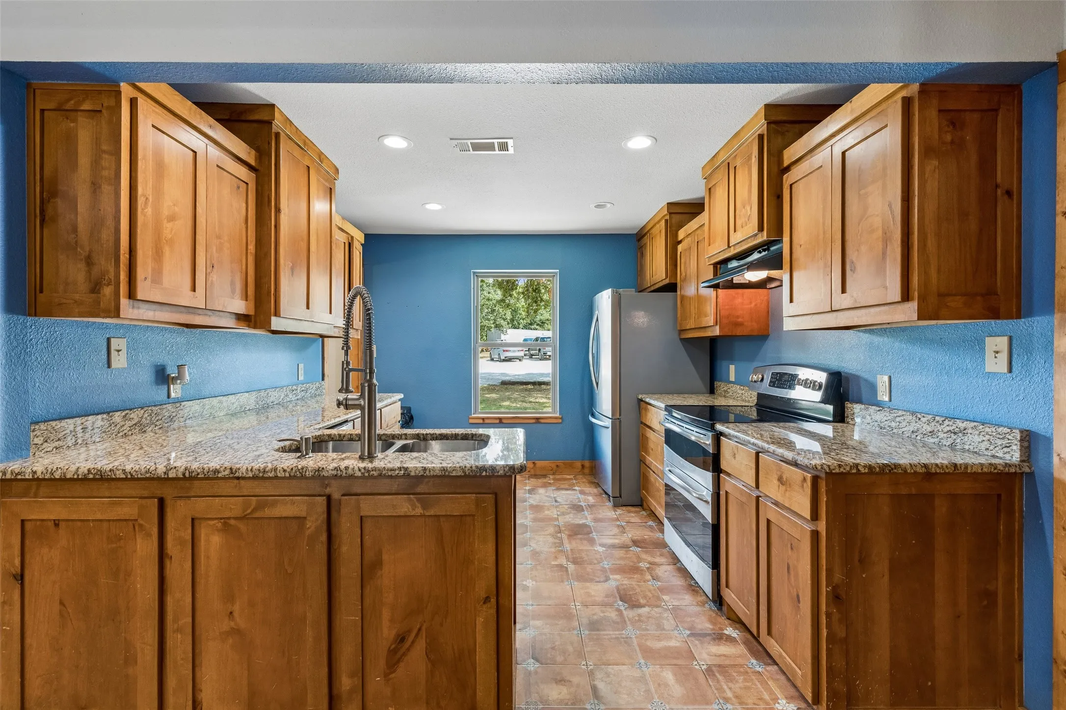 Single Family Residence For Sale in Grayson County , 1111 Riley Road, Whitesboro, Texas 76273, 5 Bedroom, 3 Bathroom, Garage spaces, 3,102 Sqft, built in 1983, mls#21392362, Real Estate Agent in Whitesboro, Homes For Sale in Grayson county, Homes For Sale in Whitesboro, Realtor in Whitesboro Texas, Real Estate Brokerage Independent Realty Texas, Luminita Cordes Realtor