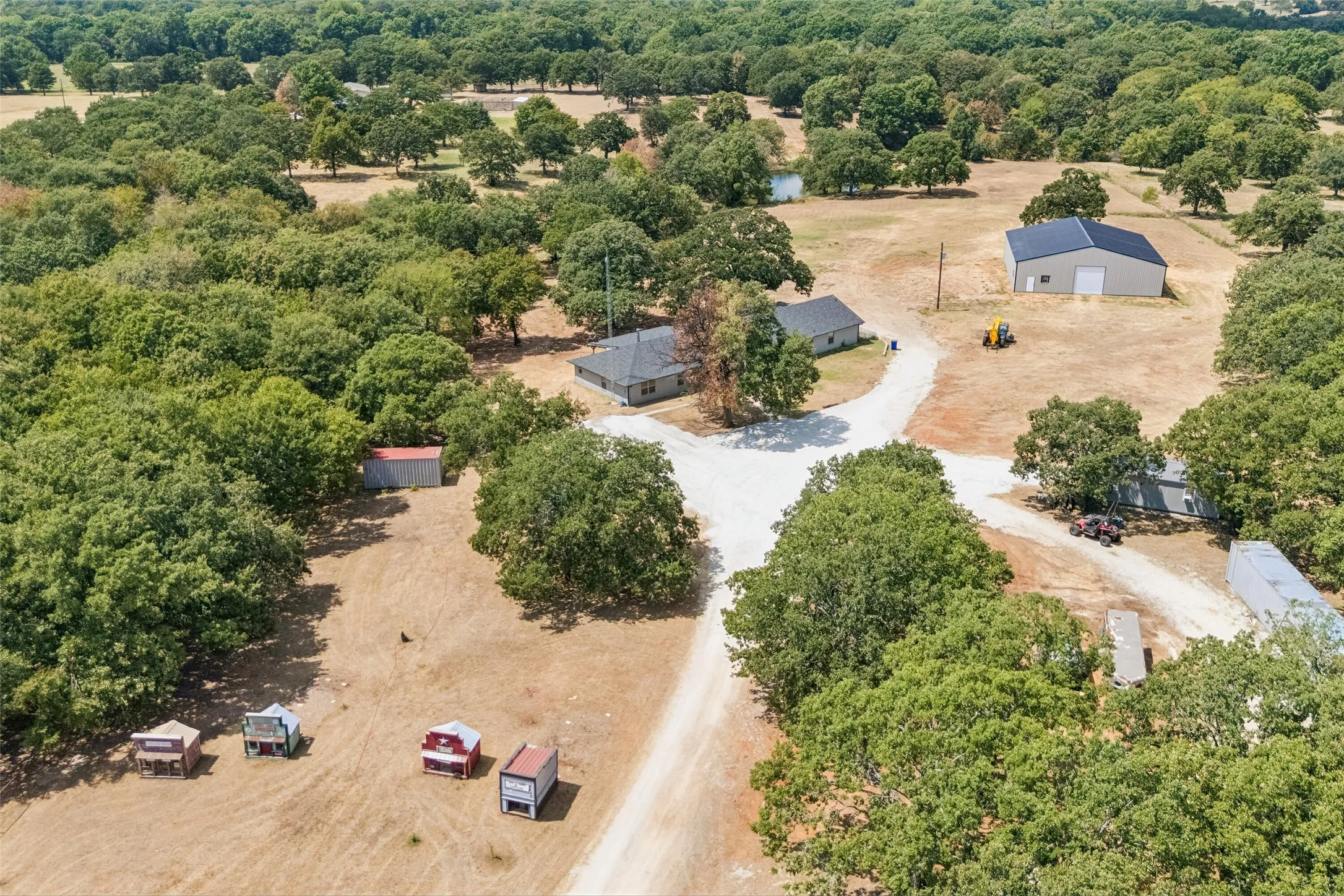 Single Family Residence For Sale in Grayson County , 1111 Riley Road, Whitesboro, Texas 76273, 5 Bedroom, 3 Bathroom, Garage spaces, 3,102 Sqft, built in 1983, mls#21392362, Real Estate Agent in Whitesboro, Homes For Sale in Grayson county, Homes For Sale in Whitesboro, Realtor in Whitesboro Texas, Real Estate Brokerage Independent Realty Texas, Luminita Cordes Realtor