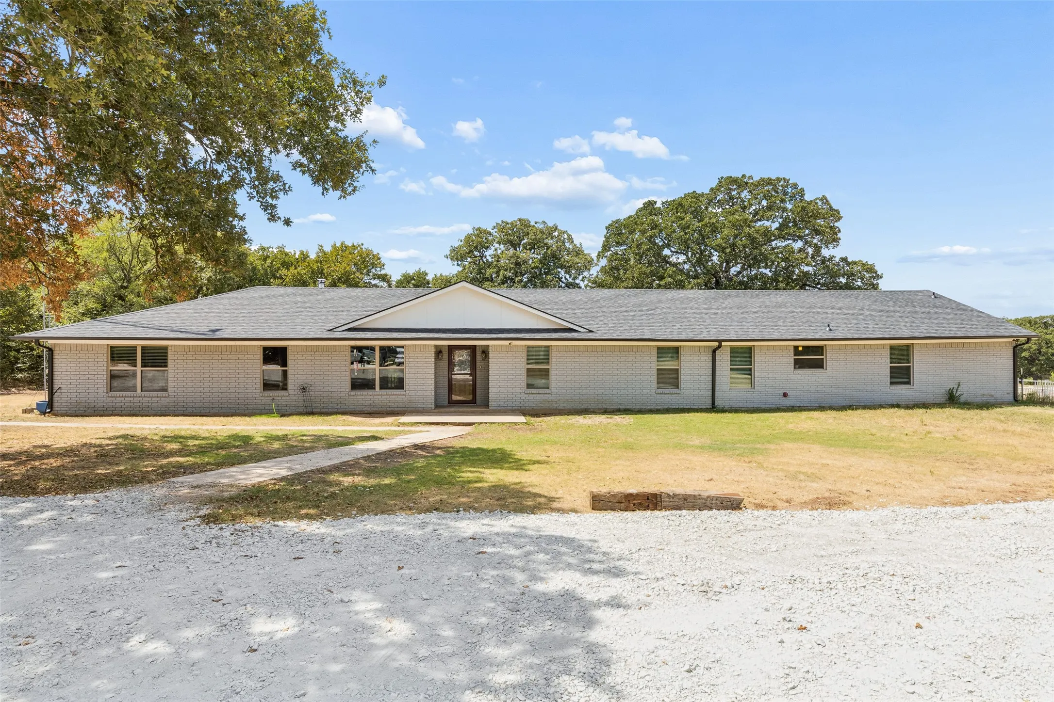 Single Family Residence For Sale in Grayson County , 1111 Riley Road, Whitesboro, Texas 76273, 5 Bedroom, 3 Bathroom, Garage spaces, 3,102 Sqft, built in 1983, mls#21392362, Real Estate Agent in Whitesboro, Homes For Sale in Grayson county, Homes For Sale in Whitesboro, Realtor in Whitesboro Texas, Real Estate Brokerage Independent Realty Texas, Luminita Cordes Realtor