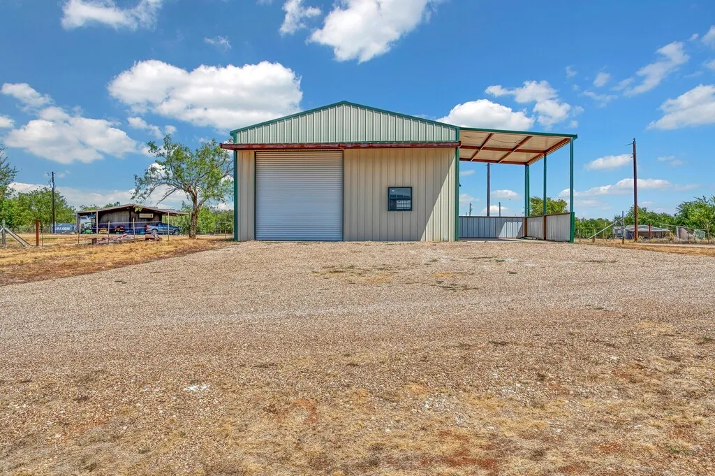Single Family Residence For Sale in Mc Lennan County , 2207 Talbert Ranch Road, China Spring, Texas 76633, 3 Bedroom, 2 Bathroom, 6 Garage spaces, 1,980 Sqft, built in 2020, mls#21390117, Real Estate Agent in China Spring, Homes For Sale in Mc Lennan county, Homes For Sale in China Spring, Realtor in China Spring Texas, Real Estate Brokerage Independent Realty Texas, Luminita Cordes Realtor