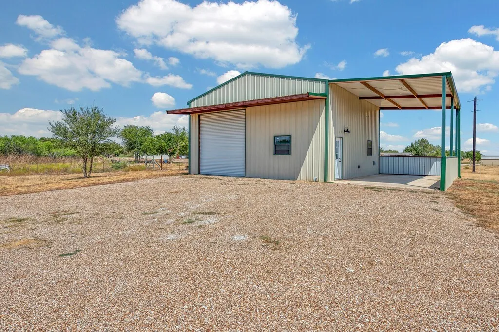Single Family Residence For Sale in Mc Lennan County , 2207 Talbert Ranch Road, China Spring, Texas 76633, 3 Bedroom, 2 Bathroom, 6 Garage spaces, 1,980 Sqft, built in 2020, mls#21390117, Real Estate Agent in China Spring, Homes For Sale in Mc Lennan county, Homes For Sale in China Spring, Realtor in China Spring Texas, Real Estate Brokerage Independent Realty Texas, Luminita Cordes Realtor