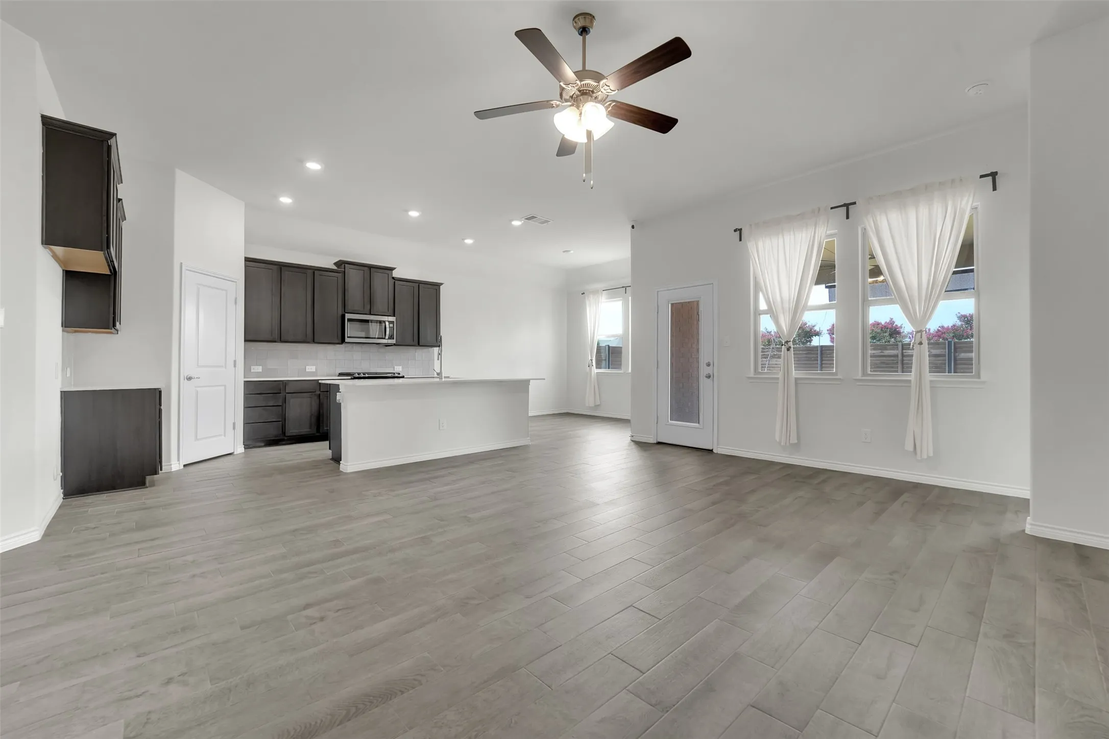 Single Family Residence For Rent in Denton County , 3303 Brady Starr Drive, Aubrey, Texas 76227, 4 Bedroom, 2 Bathroom, 2 Garage spaces, 1,850 Sqft, built in 2022, mls#21392108, Real Estate Agent in Aubrey, Homes For Rent in Denton county, Homes For Rent in Aubrey, Realtor in Aubrey Texas, Real Estate Brokerage Independent Realty Texas, Luminita Cordes Realtor