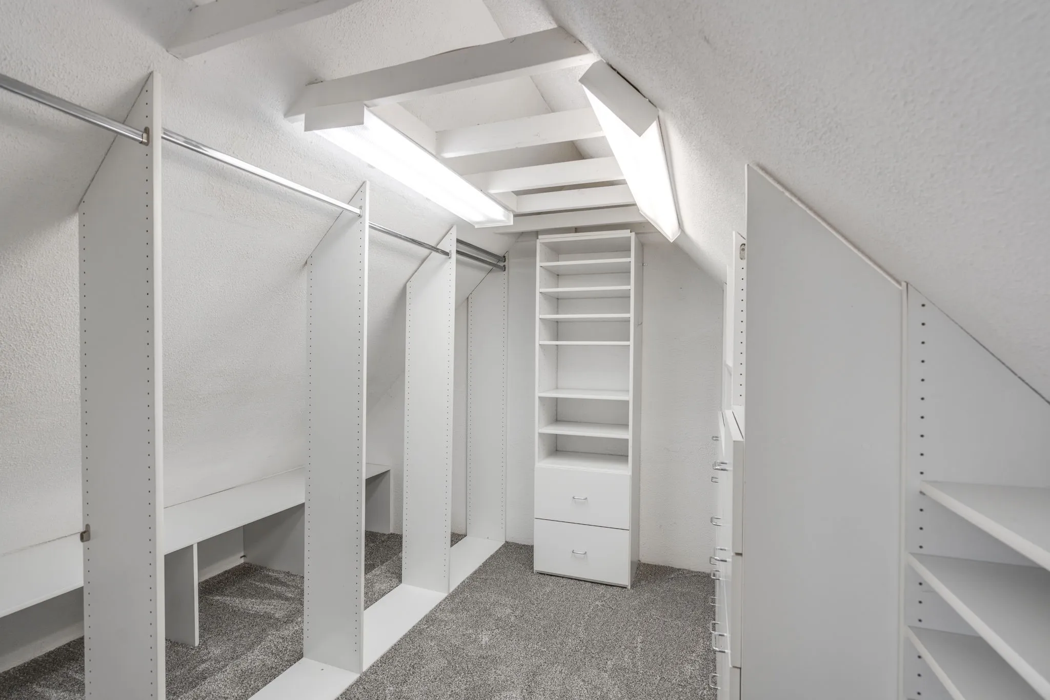 Walk in closet featuring carpet floors and vaulted ceiling