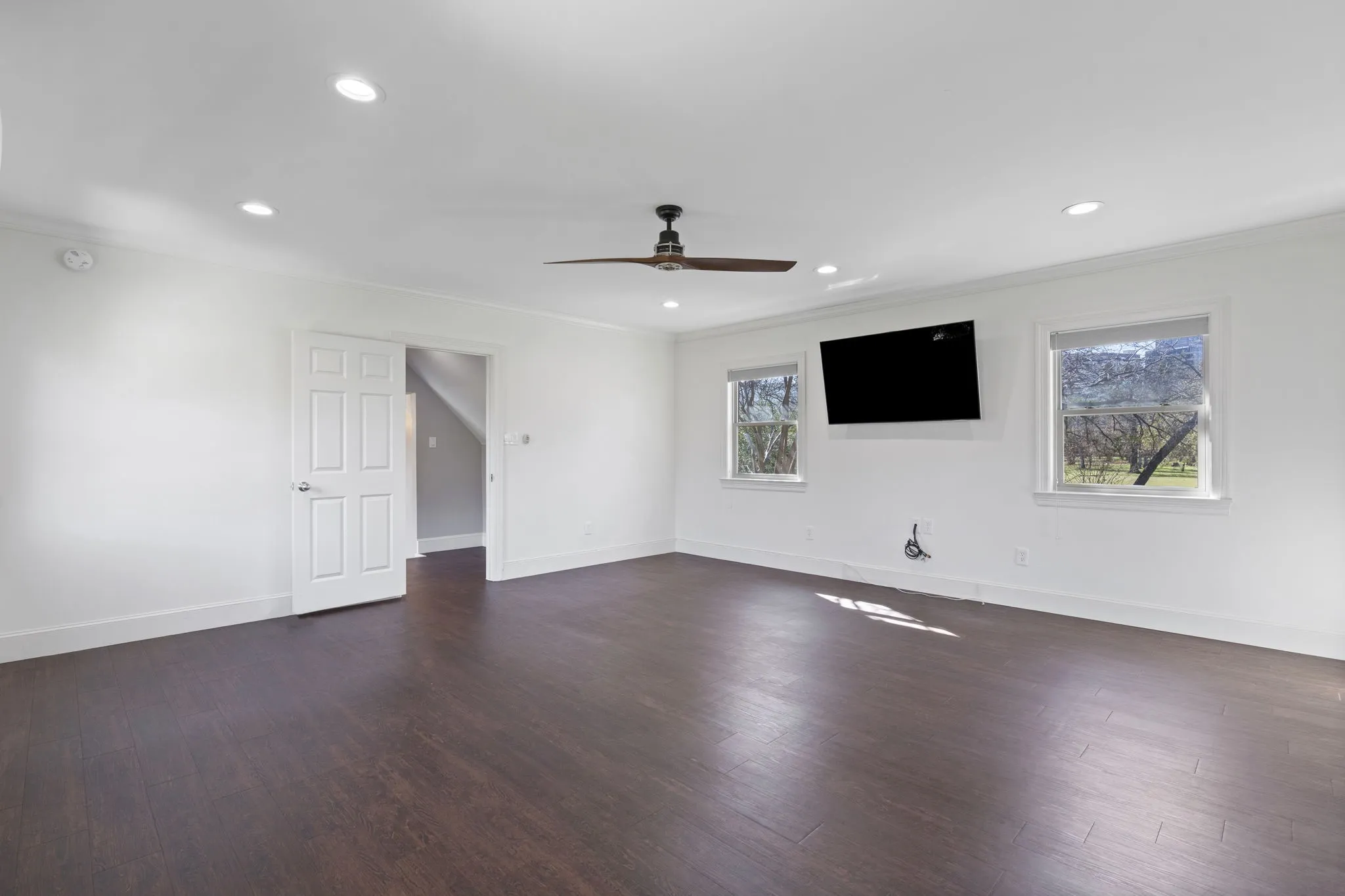 Unfurnished room featuring recessed lighting, dark wood-style floors, ceiling fan, and crown molding