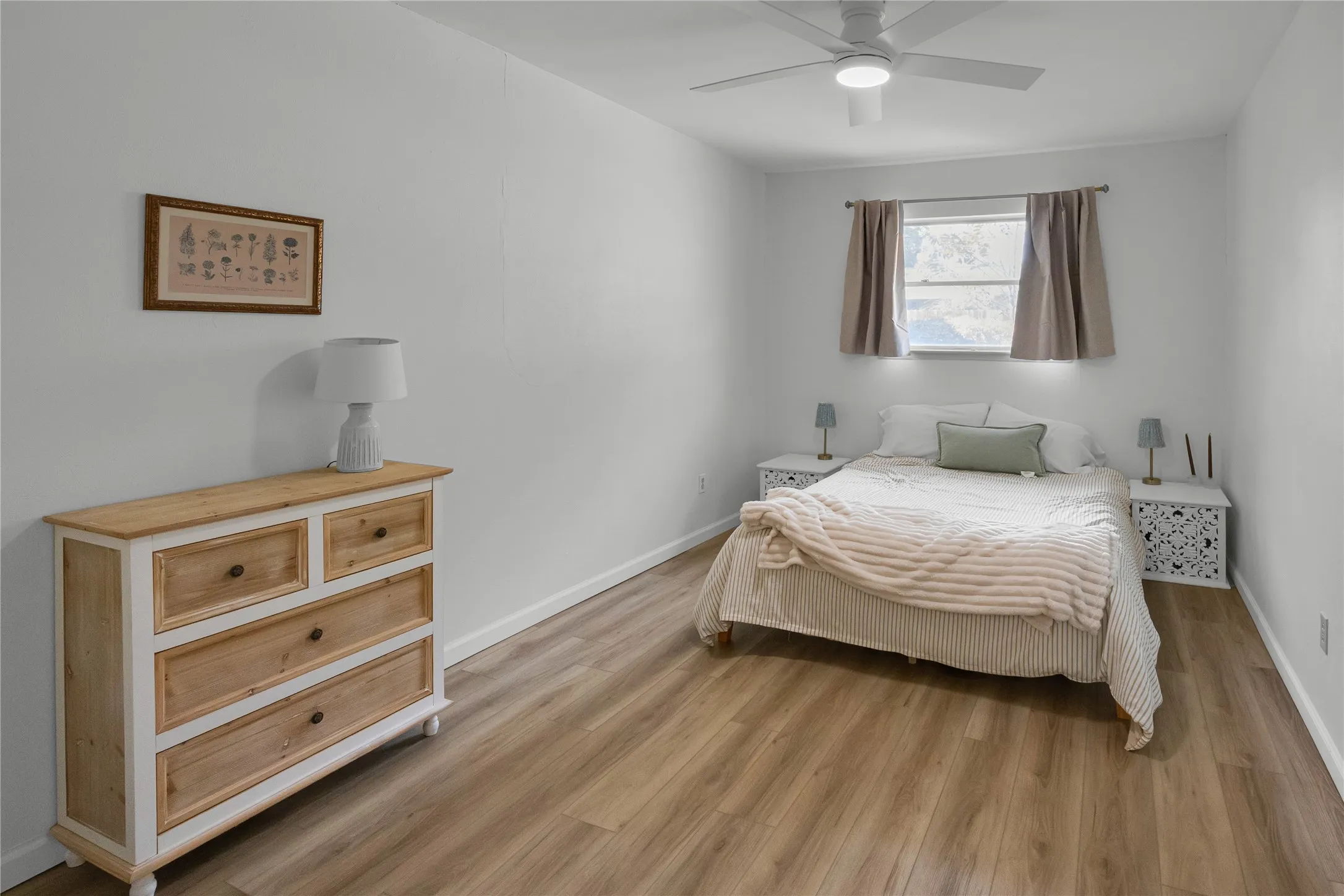 Single Family Residence For Sale in Tarrant County , 2712 Larkin Avenue, Fort Worth, Texas 76133, 3 Bedroom, 2 Bathroom, 2 Garage spaces, 1,616 Sqft, built in 1965, mls#21393121, Real Estate Agent in Fort Worth, Homes For Sale in Tarrant county, Homes For Sale in Fort Worth, Realtor in Fort Worth Texas, Real Estate Brokerage Independent Realty Texas, Luminita Cordes Realtor