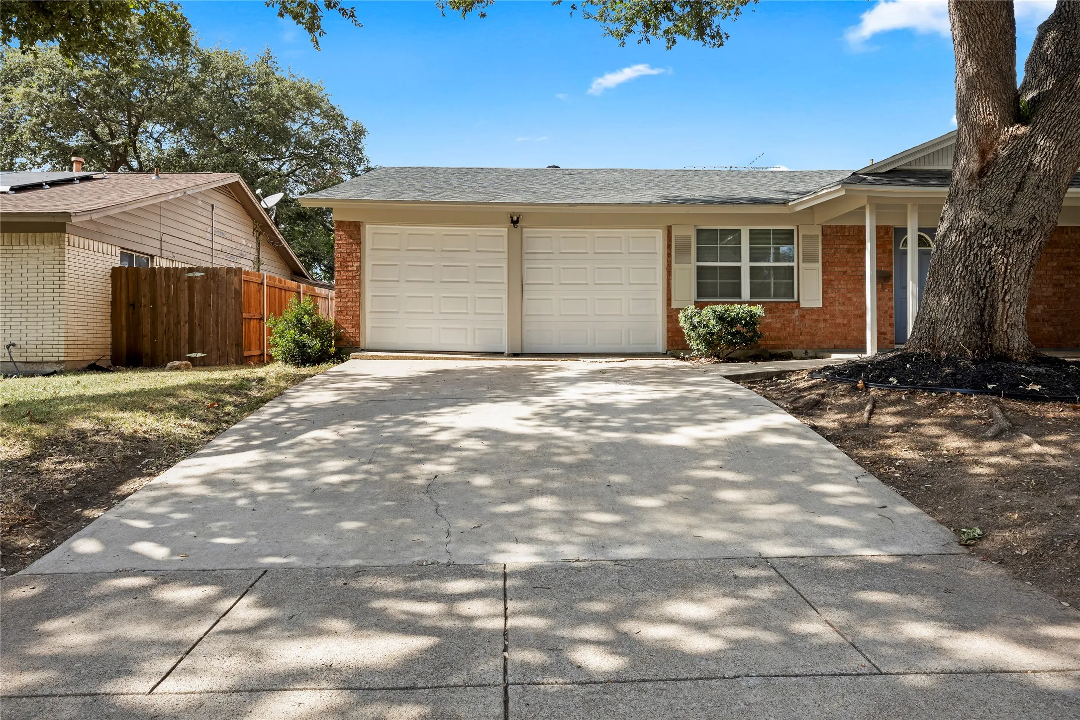 Single Family Residence For Sale in Tarrant County , 2712 Larkin Avenue, Fort Worth, Texas 76133, 3 Bedroom, 2 Bathroom, 2 Garage spaces, 1,616 Sqft, built in 1965, mls#21393121, Real Estate Agent in Fort Worth, Homes For Sale in Tarrant county, Homes For Sale in Fort Worth, Realtor in Fort Worth Texas, Real Estate Brokerage Independent Realty Texas, Luminita Cordes Realtor