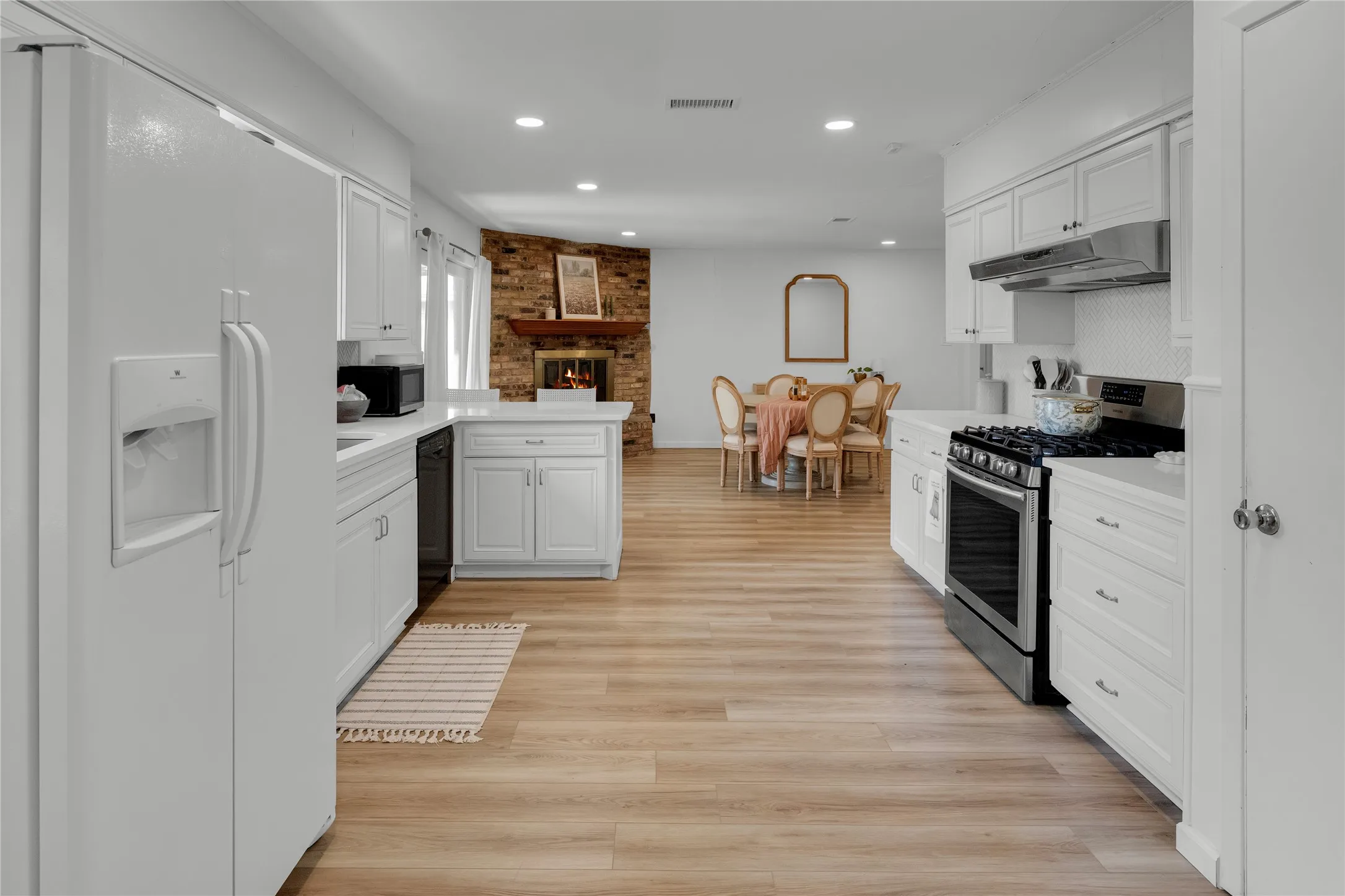 Single Family Residence For Sale in Tarrant County , 2712 Larkin Avenue, Fort Worth, Texas 76133, 3 Bedroom, 2 Bathroom, 2 Garage spaces, 1,616 Sqft, built in 1965, mls#21393121, Real Estate Agent in Fort Worth, Homes For Sale in Tarrant county, Homes For Sale in Fort Worth, Realtor in Fort Worth Texas, Real Estate Brokerage Independent Realty Texas, Luminita Cordes Realtor