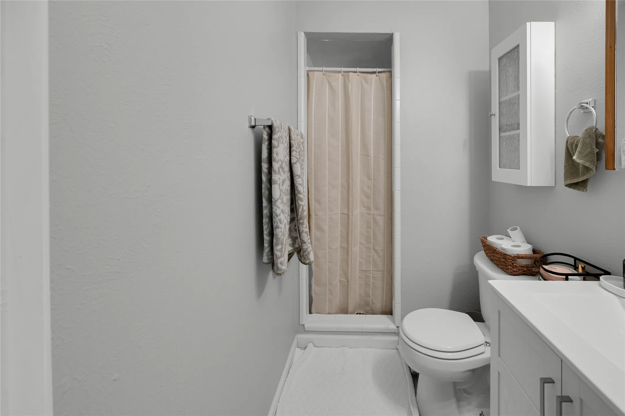 Single Family Residence For Sale in Tarrant County , 2712 Larkin Avenue, Fort Worth, Texas 76133, 3 Bedroom, 2 Bathroom, 2 Garage spaces, 1,616 Sqft, built in 1965, mls#21393121, Real Estate Agent in Fort Worth, Homes For Sale in Tarrant county, Homes For Sale in Fort Worth, Realtor in Fort Worth Texas, Real Estate Brokerage Independent Realty Texas, Luminita Cordes Realtor