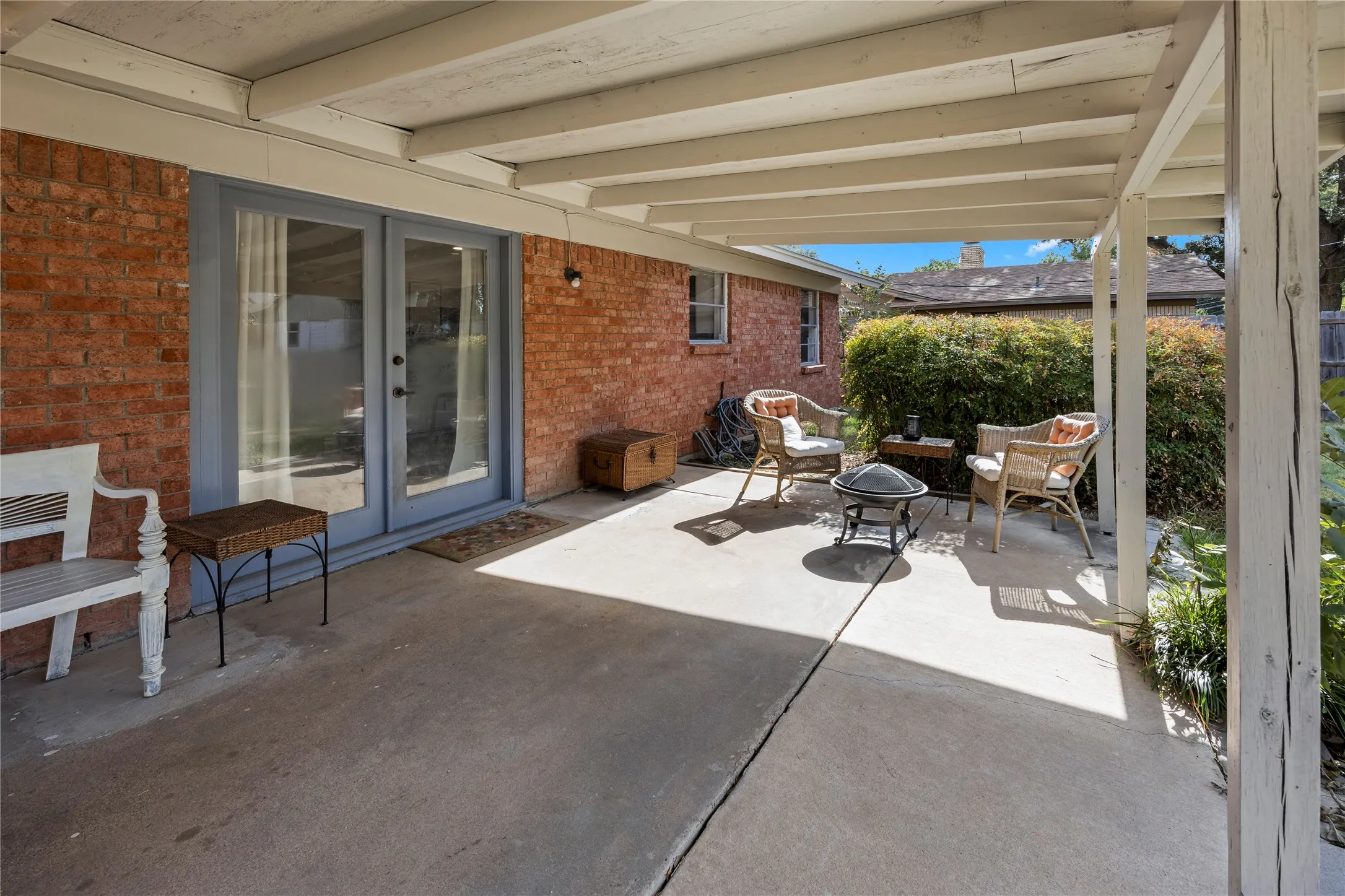 Single Family Residence For Sale in Tarrant County , 2712 Larkin Avenue, Fort Worth, Texas 76133, 3 Bedroom, 2 Bathroom, 2 Garage spaces, 1,616 Sqft, built in 1965, mls#21393121, Real Estate Agent in Fort Worth, Homes For Sale in Tarrant county, Homes For Sale in Fort Worth, Realtor in Fort Worth Texas, Real Estate Brokerage Independent Realty Texas, Luminita Cordes Realtor