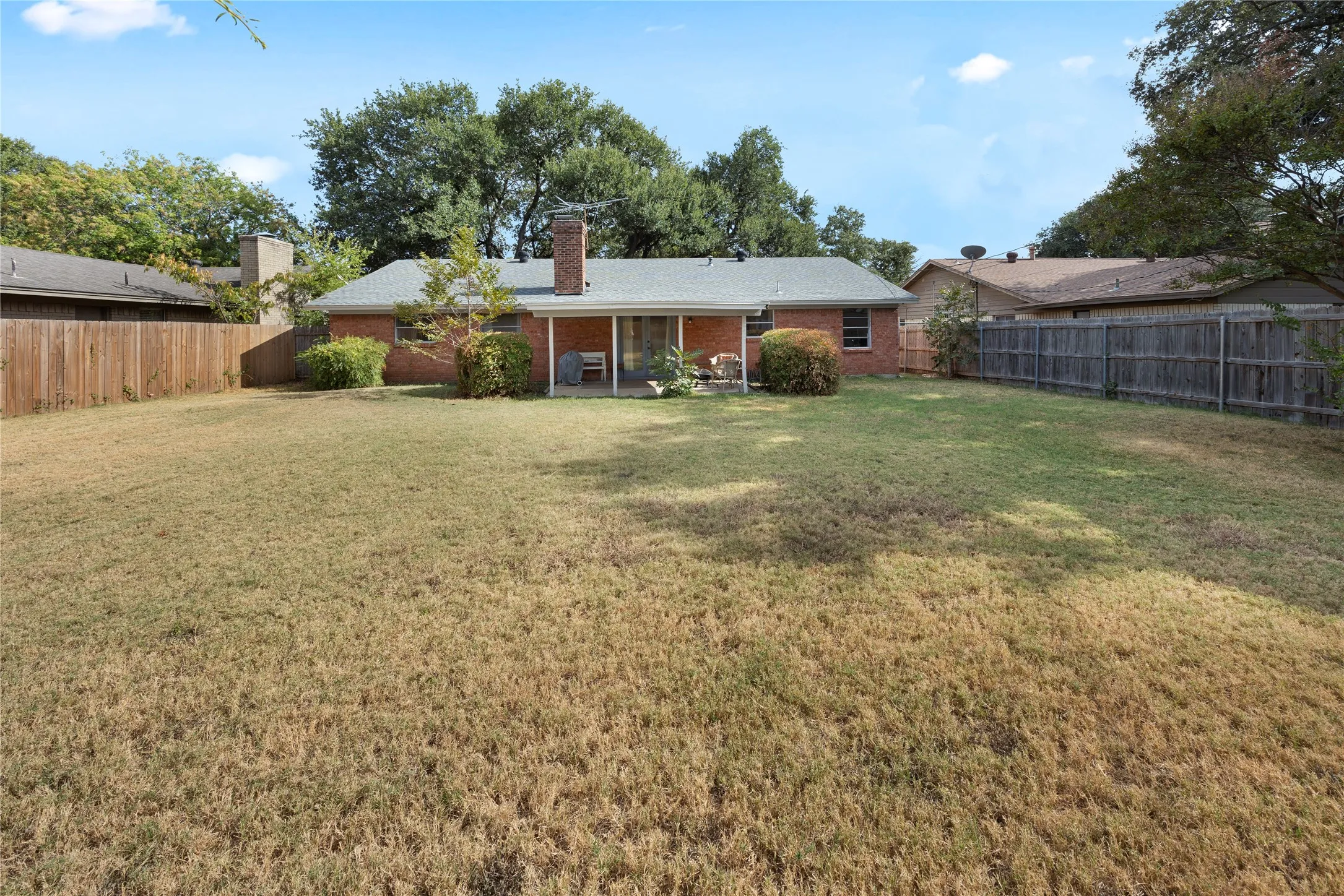 Single Family Residence For Sale in Tarrant County , 2712 Larkin Avenue, Fort Worth, Texas 76133, 3 Bedroom, 2 Bathroom, 2 Garage spaces, 1,616 Sqft, built in 1965, mls#21393121, Real Estate Agent in Fort Worth, Homes For Sale in Tarrant county, Homes For Sale in Fort Worth, Realtor in Fort Worth Texas, Real Estate Brokerage Independent Realty Texas, Luminita Cordes Realtor