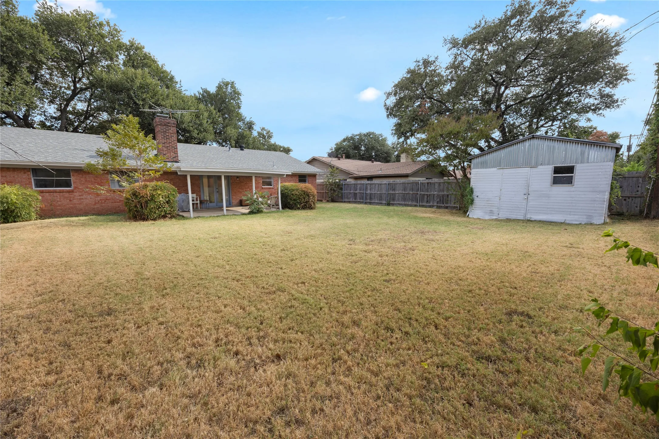 Single Family Residence For Sale in Tarrant County , 2712 Larkin Avenue, Fort Worth, Texas 76133, 3 Bedroom, 2 Bathroom, 2 Garage spaces, 1,616 Sqft, built in 1965, mls#21393121, Real Estate Agent in Fort Worth, Homes For Sale in Tarrant county, Homes For Sale in Fort Worth, Realtor in Fort Worth Texas, Real Estate Brokerage Independent Realty Texas, Luminita Cordes Realtor