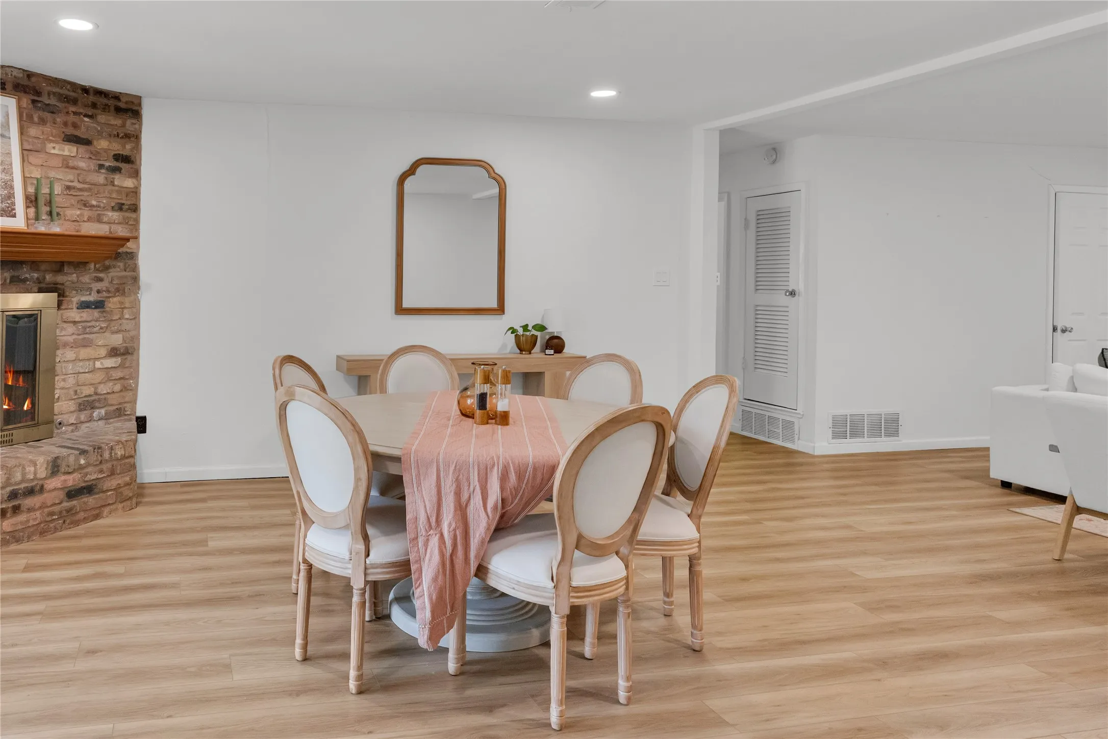 Single Family Residence For Sale in Tarrant County , 2712 Larkin Avenue, Fort Worth, Texas 76133, 3 Bedroom, 2 Bathroom, 2 Garage spaces, 1,616 Sqft, built in 1965, mls#21393121, Real Estate Agent in Fort Worth, Homes For Sale in Tarrant county, Homes For Sale in Fort Worth, Realtor in Fort Worth Texas, Real Estate Brokerage Independent Realty Texas, Luminita Cordes Realtor
