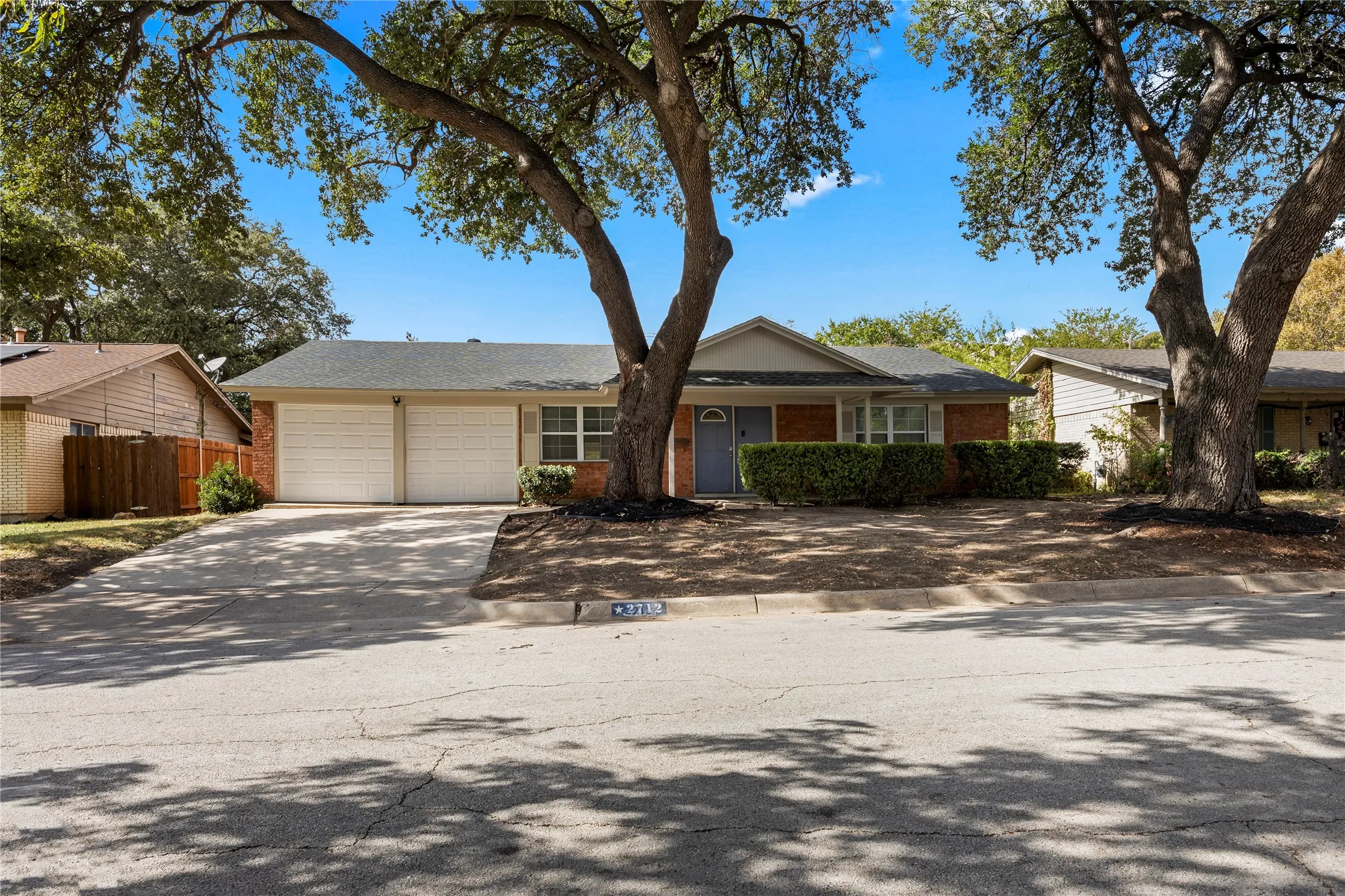 Single Family Residence For Sale in Tarrant County , 2712 Larkin Avenue, Fort Worth, Texas 76133, 3 Bedroom, 2 Bathroom, 2 Garage spaces, 1,616 Sqft, built in 1965, mls#21393121, Real Estate Agent in Fort Worth, Homes For Sale in Tarrant county, Homes For Sale in Fort Worth, Realtor in Fort Worth Texas, Real Estate Brokerage Independent Realty Texas, Luminita Cordes Realtor