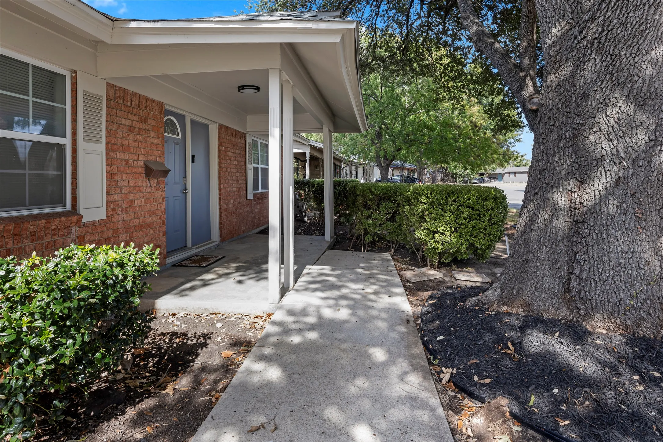 Single Family Residence For Sale in Tarrant County , 2712 Larkin Avenue, Fort Worth, Texas 76133, 3 Bedroom, 2 Bathroom, 2 Garage spaces, 1,616 Sqft, built in 1965, mls#21393121, Real Estate Agent in Fort Worth, Homes For Sale in Tarrant county, Homes For Sale in Fort Worth, Realtor in Fort Worth Texas, Real Estate Brokerage Independent Realty Texas, Luminita Cordes Realtor