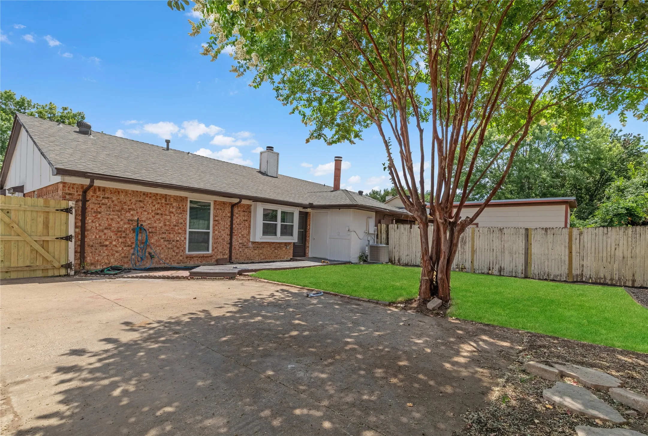 Single Family Residence For Rent in Tarrant County , 2429 Chestnut Way, Bedford, Texas 76022, 2 Bedroom, 2 Bathroom, Garage spaces, 1,275 Sqft, built in 1984, mls#21381288, Real Estate Agent in Bedford, Homes For Rent in Tarrant county, Homes For Rent in Bedford, Realtor in Bedford Texas, Real Estate Brokerage Independent Realty Texas, Luminita Cordes Realtor