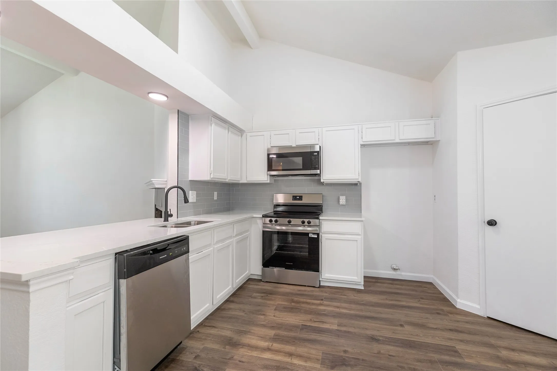 Single Family Residence For Rent in Tarrant County , 2429 Chestnut Way, Bedford, Texas 76022, 2 Bedroom, 2 Bathroom, Garage spaces, 1,275 Sqft, built in 1984, mls#21381288, Real Estate Agent in Bedford, Homes For Rent in Tarrant county, Homes For Rent in Bedford, Realtor in Bedford Texas, Real Estate Brokerage Independent Realty Texas, Luminita Cordes Realtor