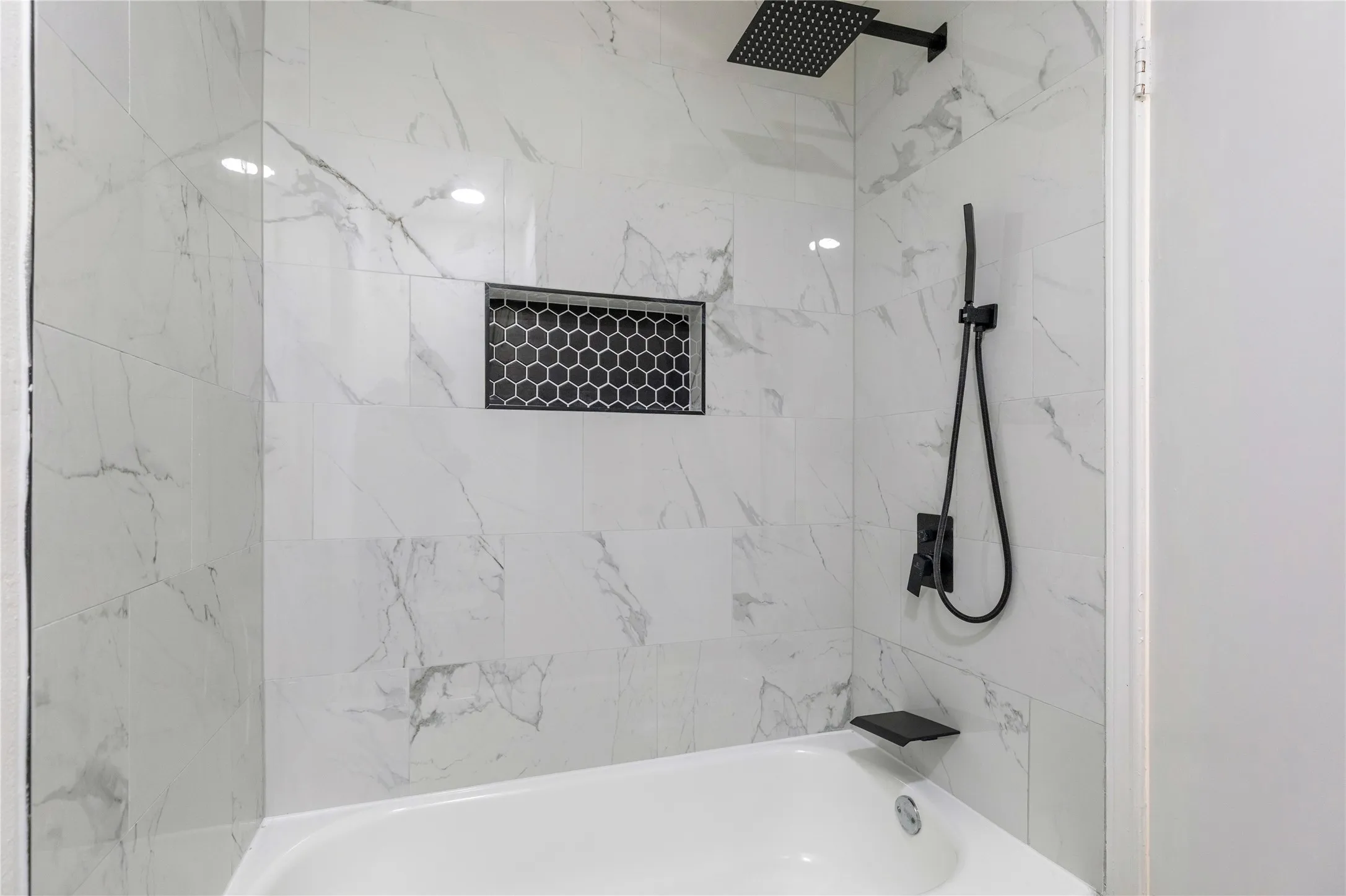 Single Family Residence For Rent in Tarrant County , 2429 Chestnut Way, Bedford, Texas 76022, 2 Bedroom, 2 Bathroom, Garage spaces, 1,275 Sqft, built in 1984, mls#21381288, Real Estate Agent in Bedford, Homes For Rent in Tarrant county, Homes For Rent in Bedford, Realtor in Bedford Texas, Real Estate Brokerage Independent Realty Texas, Luminita Cordes Realtor