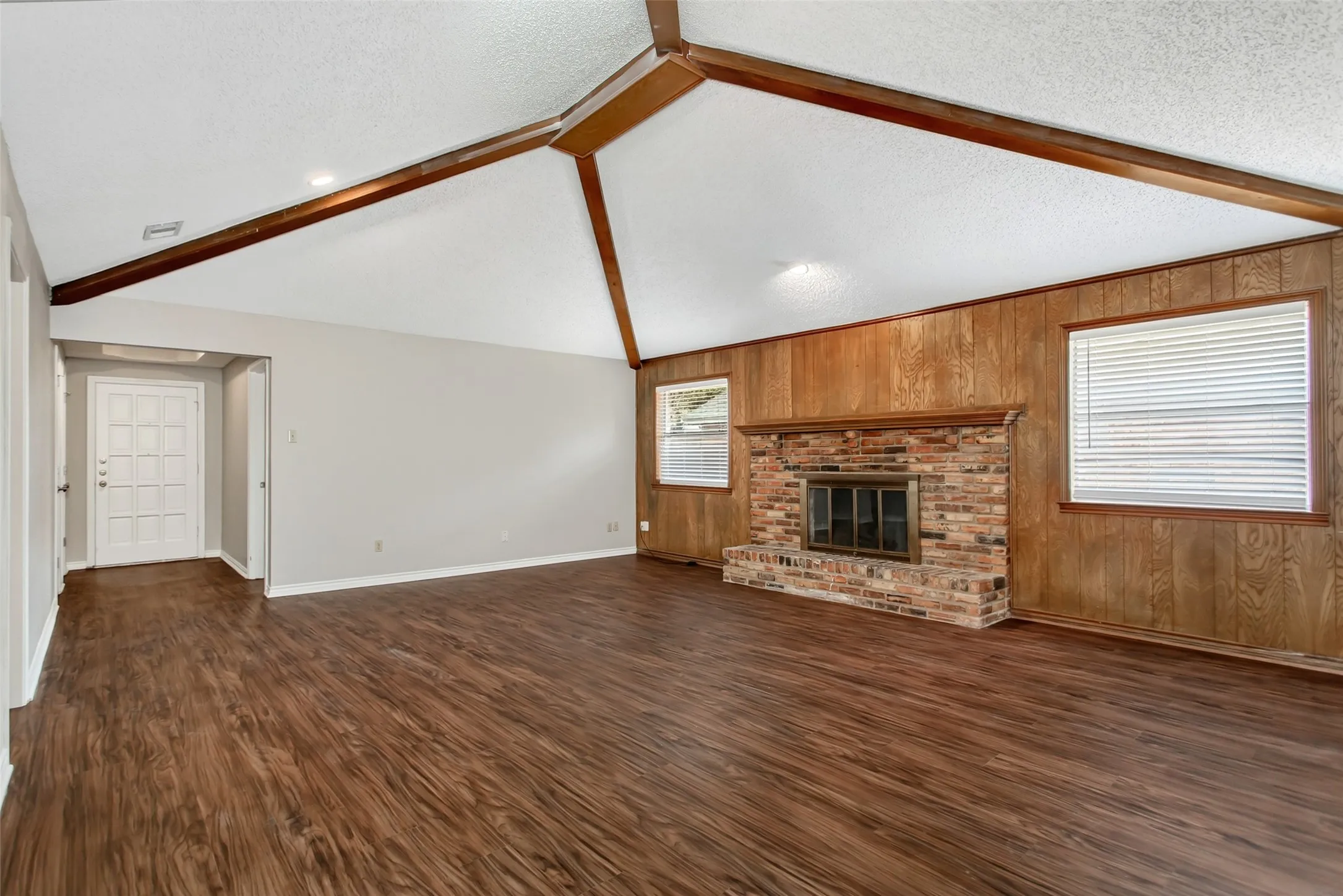 Duplex For Rent in Dallas County , 136 Shady Brook Drive, De Soto, Texas 75115, 3 Bedroom, 2 Bathroom, 2 Garage spaces, 1,538 Sqft, built in 1976, mls#21392800, Real Estate Agent in De Soto, Homes For Rent in Dallas county, Homes For Rent in De Soto, Realtor in De Soto Texas, Real Estate Brokerage Independent Realty Texas, Luminita Cordes Realtor