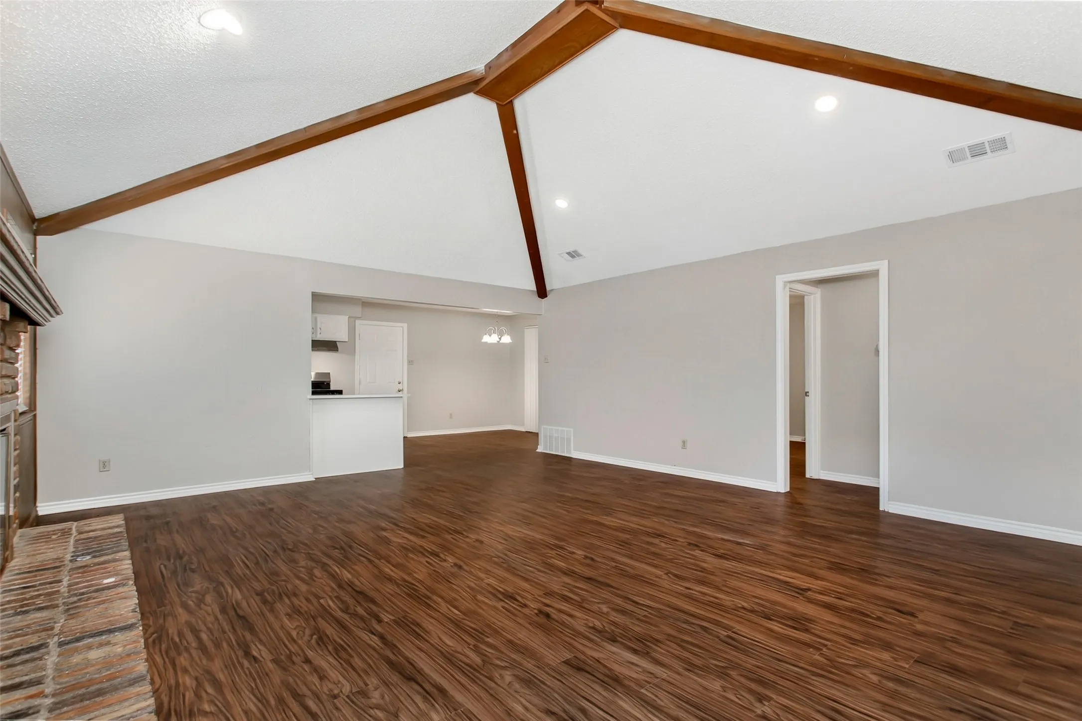 Duplex For Rent in Dallas County , 136 Shady Brook Drive, De Soto, Texas 75115, 3 Bedroom, 2 Bathroom, 2 Garage spaces, 1,538 Sqft, built in 1976, mls#21392800, Real Estate Agent in De Soto, Homes For Rent in Dallas county, Homes For Rent in De Soto, Realtor in De Soto Texas, Real Estate Brokerage Independent Realty Texas, Luminita Cordes Realtor