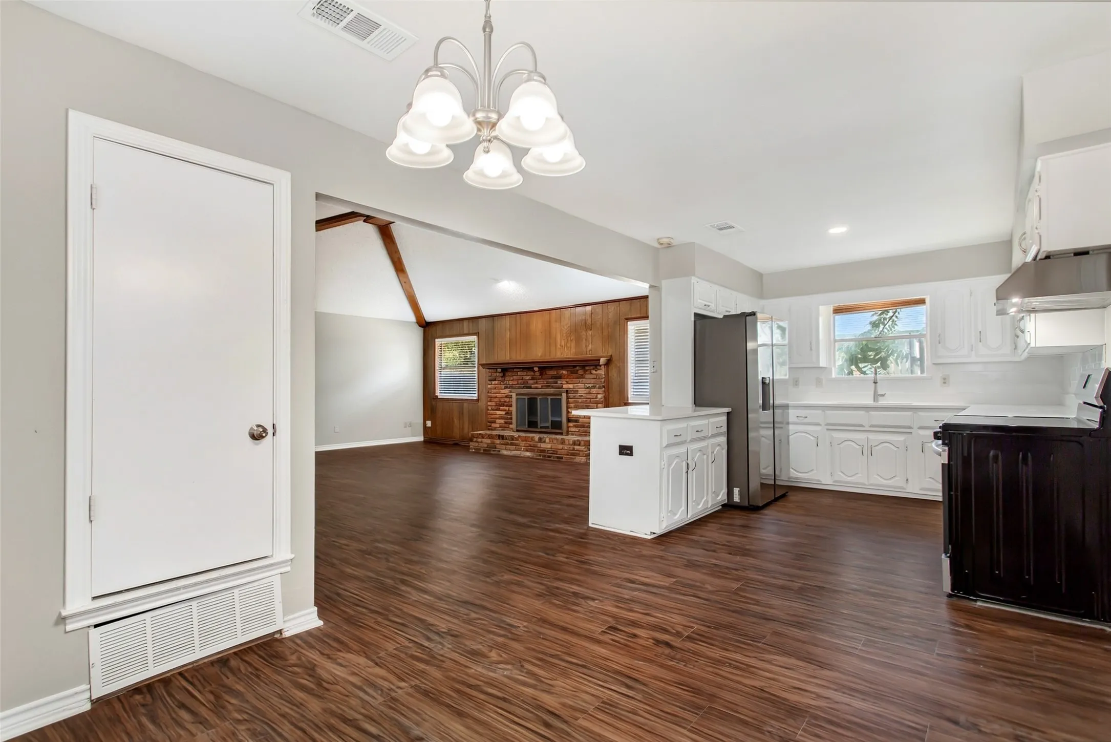 Duplex For Rent in Dallas County , 136 Shady Brook Drive, De Soto, Texas 75115, 3 Bedroom, 2 Bathroom, 2 Garage spaces, 1,538 Sqft, built in 1976, mls#21392800, Real Estate Agent in De Soto, Homes For Rent in Dallas county, Homes For Rent in De Soto, Realtor in De Soto Texas, Real Estate Brokerage Independent Realty Texas, Luminita Cordes Realtor