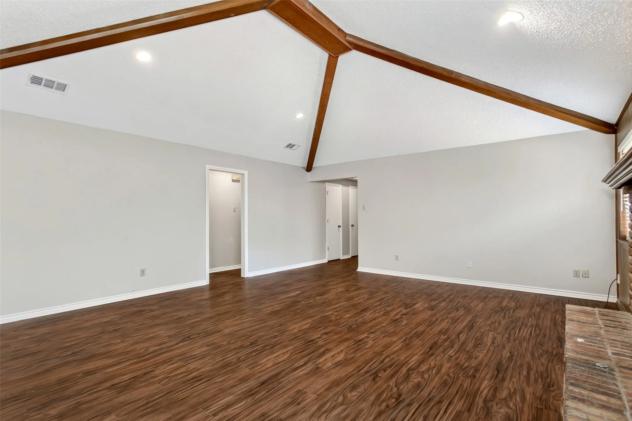 Duplex For Rent in Dallas County , 136 Shady Brook Drive, De Soto, Texas 75115, 3 Bedroom, 2 Bathroom, 2 Garage spaces, 1,538 Sqft, built in 1976, mls#21392800, Real Estate Agent in De Soto, Homes For Rent in Dallas county, Homes For Rent in De Soto, Realtor in De Soto Texas, Real Estate Brokerage Independent Realty Texas, Luminita Cordes Realtor