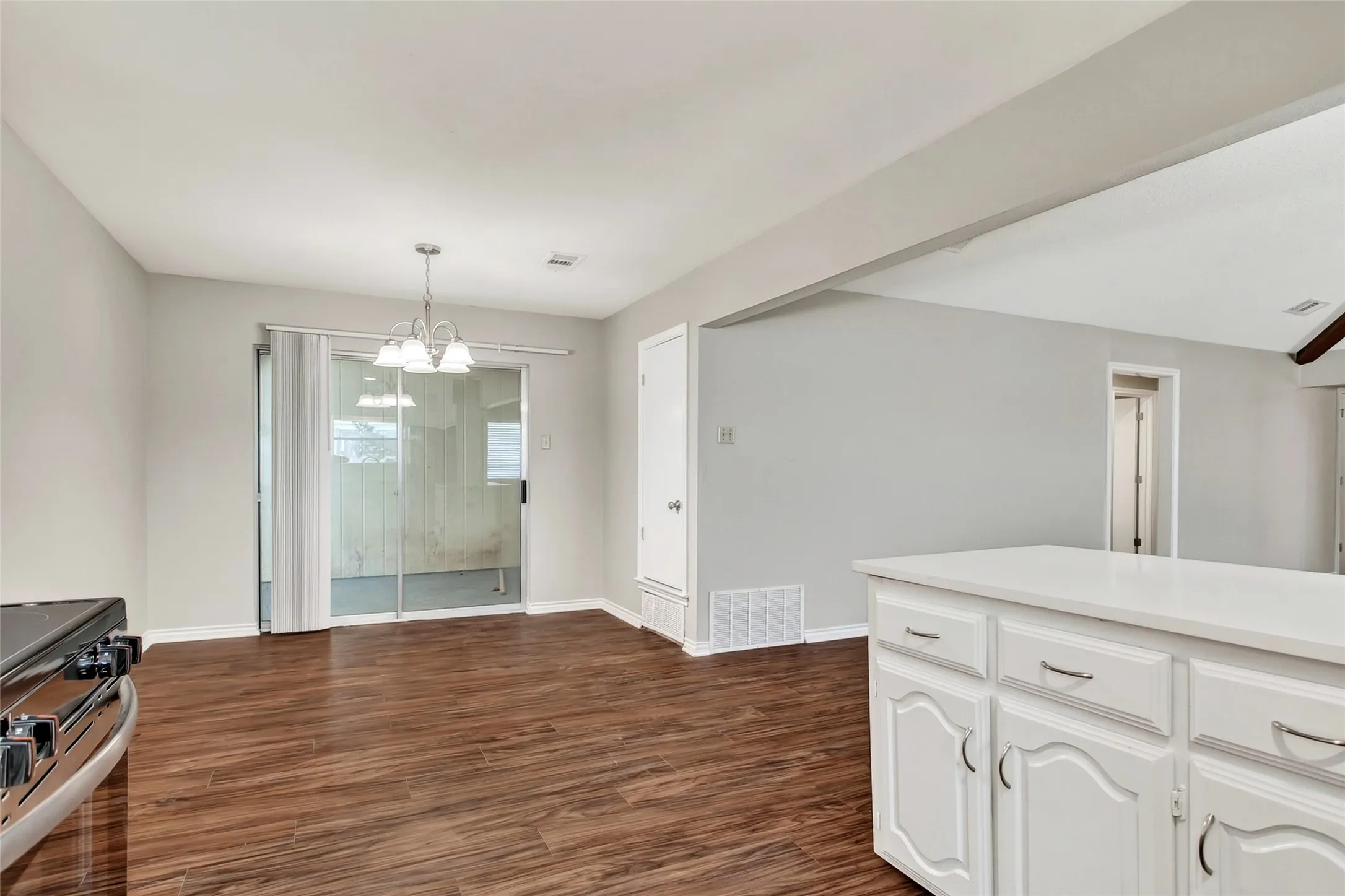 Duplex For Rent in Dallas County , 136 Shady Brook Drive, De Soto, Texas 75115, 3 Bedroom, 2 Bathroom, 2 Garage spaces, 1,538 Sqft, built in 1976, mls#21392800, Real Estate Agent in De Soto, Homes For Rent in Dallas county, Homes For Rent in De Soto, Realtor in De Soto Texas, Real Estate Brokerage Independent Realty Texas, Luminita Cordes Realtor