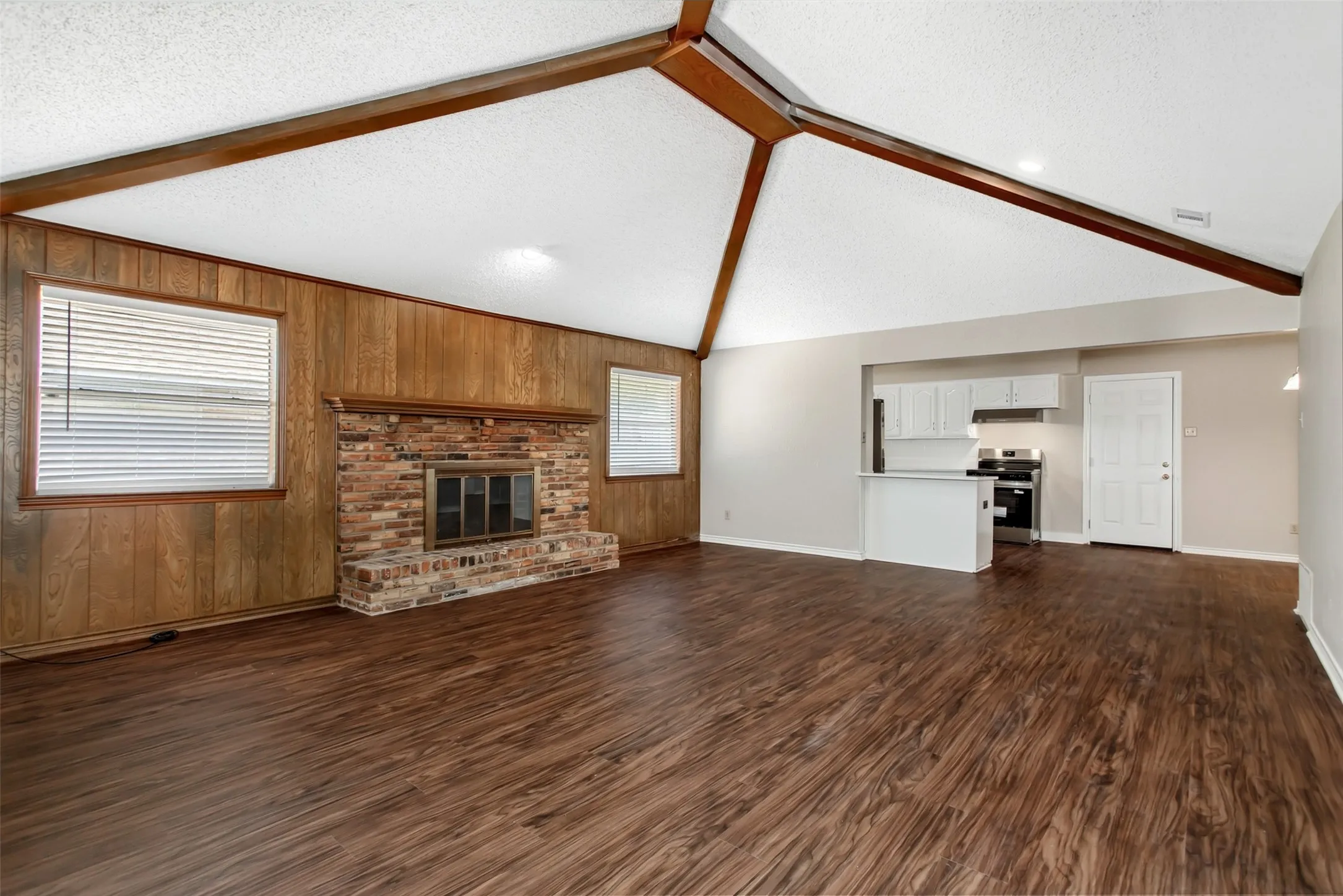 Duplex For Rent in Dallas County , 136 Shady Brook Drive, De Soto, Texas 75115, 3 Bedroom, 2 Bathroom, 2 Garage spaces, 1,538 Sqft, built in 1976, mls#21392800, Real Estate Agent in De Soto, Homes For Rent in Dallas county, Homes For Rent in De Soto, Realtor in De Soto Texas, Real Estate Brokerage Independent Realty Texas, Luminita Cordes Realtor