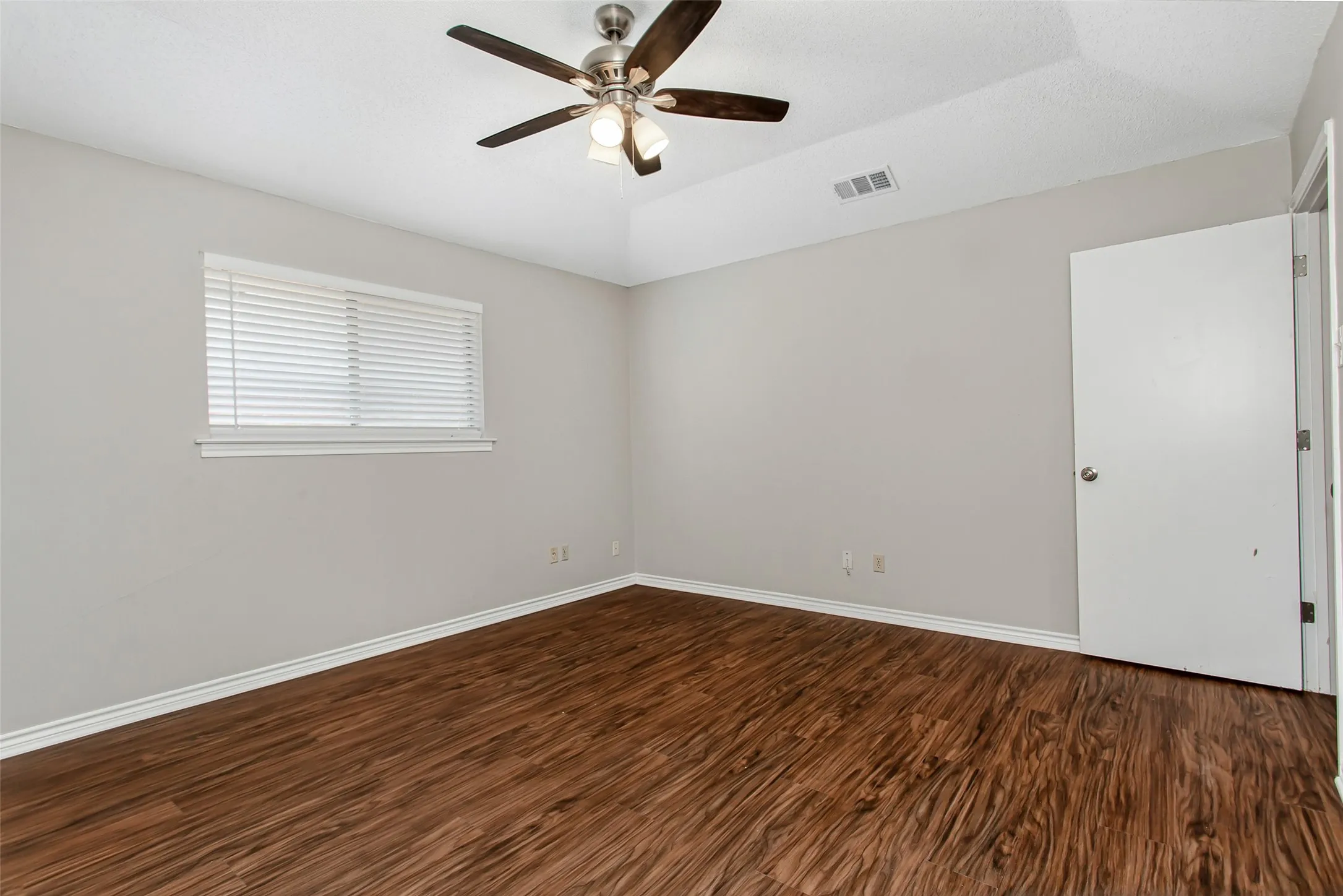 Duplex For Rent in Dallas County , 136 Shady Brook Drive, De Soto, Texas 75115, 3 Bedroom, 2 Bathroom, 2 Garage spaces, 1,538 Sqft, built in 1976, mls#21392800, Real Estate Agent in De Soto, Homes For Rent in Dallas county, Homes For Rent in De Soto, Realtor in De Soto Texas, Real Estate Brokerage Independent Realty Texas, Luminita Cordes Realtor