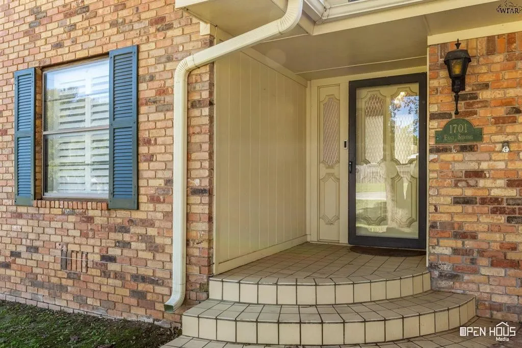 Single Family Residence For Sale in Clay County , 1701 E Spring Street, Henrietta, Texas 76365, 3 Bedroom, 3 Bathroom, 2 Garage spaces, 2,584 Sqft, built in 1974, mls#21393133, Real Estate Agent in Henrietta, Homes For Sale in Clay county, Homes For Sale in Henrietta, Realtor in Henrietta Texas, Real Estate Brokerage Independent Realty Texas, Luminita Cordes Realtor
