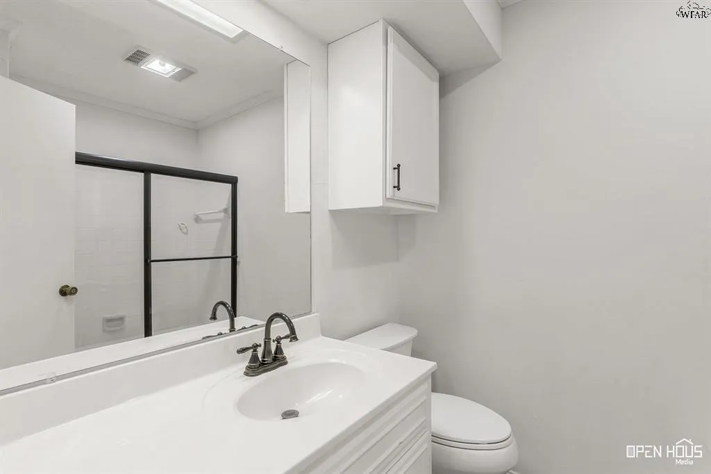 Single Family Residence For Sale in Clay County , 1701 E Spring Street, Henrietta, Texas 76365, 3 Bedroom, 3 Bathroom, 2 Garage spaces, 2,584 Sqft, built in 1974, mls#21393133, Real Estate Agent in Henrietta, Homes For Sale in Clay county, Homes For Sale in Henrietta, Realtor in Henrietta Texas, Real Estate Brokerage Independent Realty Texas, Luminita Cordes Realtor