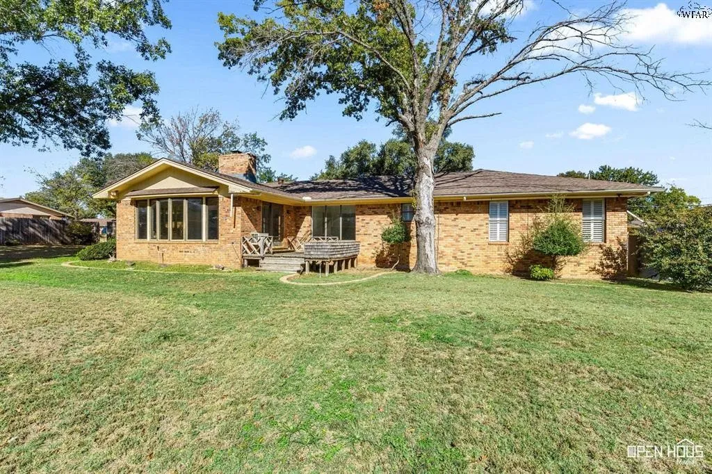 Single Family Residence For Sale in Clay County , 1701 E Spring Street, Henrietta, Texas 76365, 3 Bedroom, 3 Bathroom, 2 Garage spaces, 2,584 Sqft, built in 1974, mls#21393133, Real Estate Agent in Henrietta, Homes For Sale in Clay county, Homes For Sale in Henrietta, Realtor in Henrietta Texas, Real Estate Brokerage Independent Realty Texas, Luminita Cordes Realtor