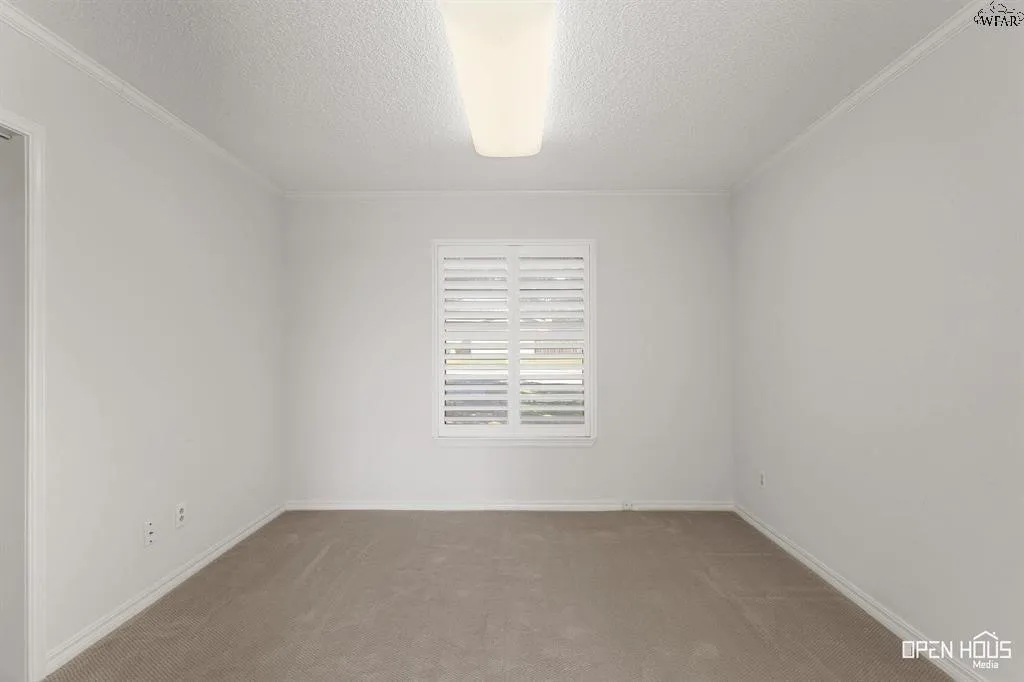 Single Family Residence For Sale in Clay County , 1701 E Spring Street, Henrietta, Texas 76365, 3 Bedroom, 3 Bathroom, 2 Garage spaces, 2,584 Sqft, built in 1974, mls#21393133, Real Estate Agent in Henrietta, Homes For Sale in Clay county, Homes For Sale in Henrietta, Realtor in Henrietta Texas, Real Estate Brokerage Independent Realty Texas, Luminita Cordes Realtor